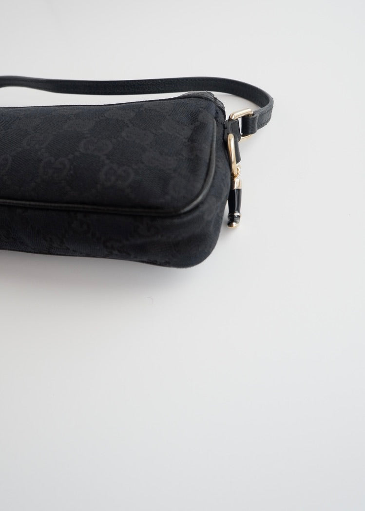 Authentique Sac Micro à Bandoulière Gucci en Toile GG Noire avec Breloque Dorée d'occasion