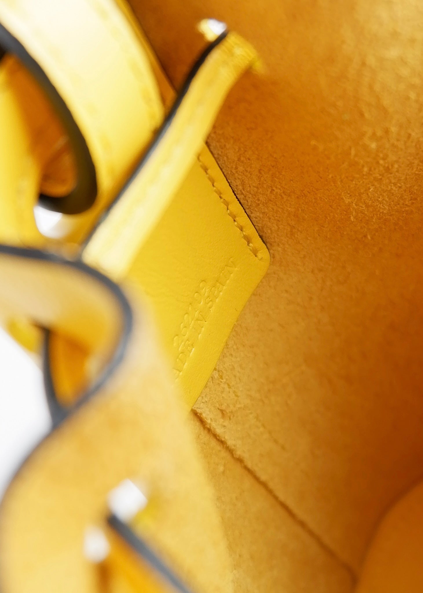 Authentique sac Loewe Balloon Nano en cuir jaune d'occasion