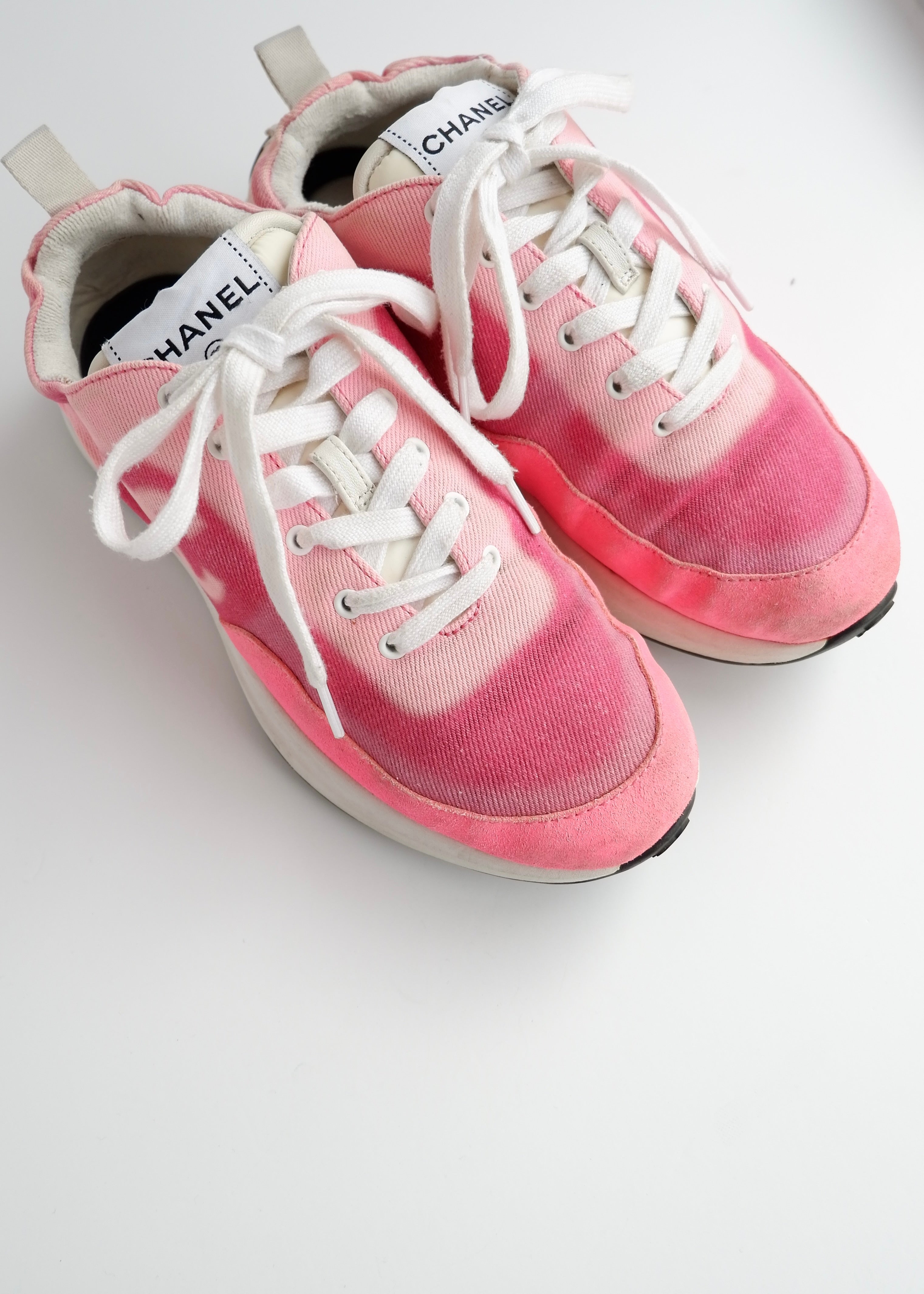 Baskets basses Chanel authentiques d'occasion en tissu/daim rose avec logo CC - 37