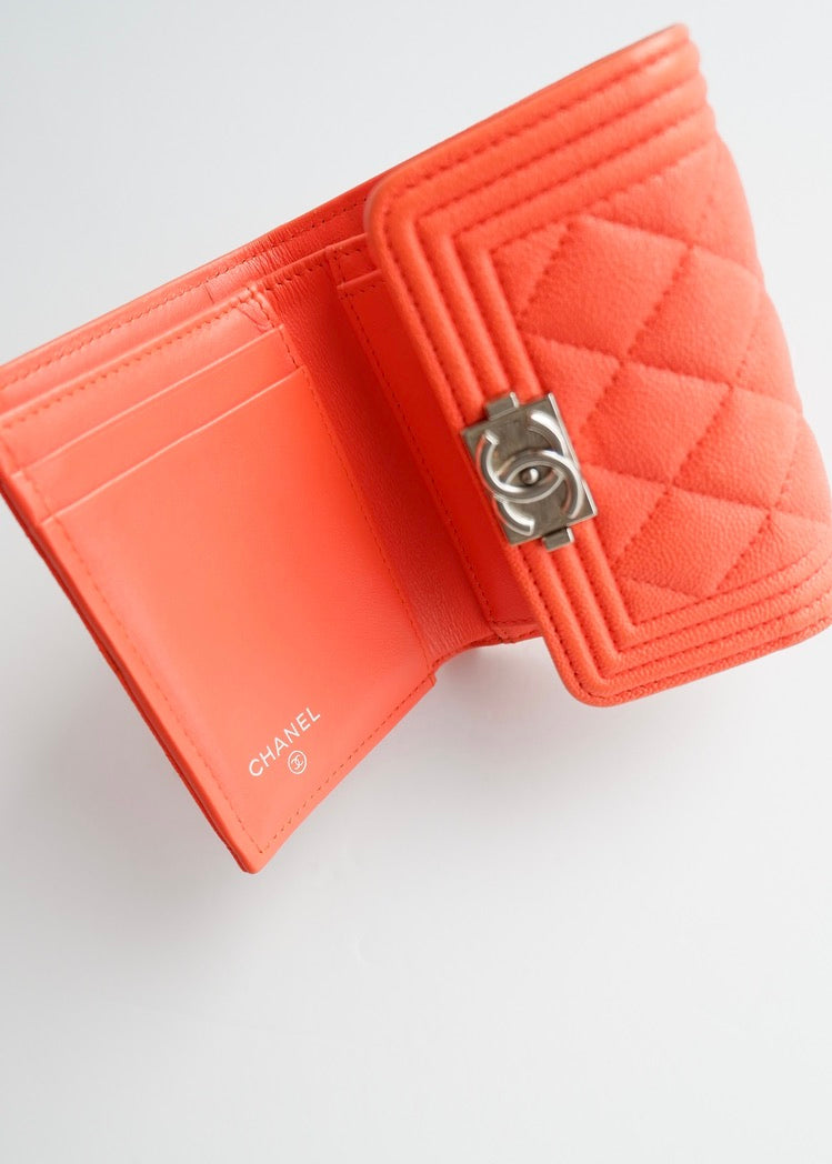 Portefeuille Chanel Boy d'occasion authentique en cuir grainé orange