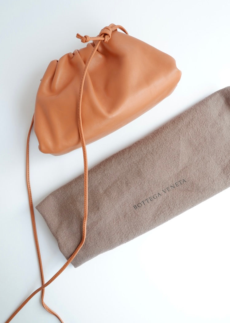Authentique sac bandoulière Bottega Veneta Mini Pouch en cuir marron d'occasion