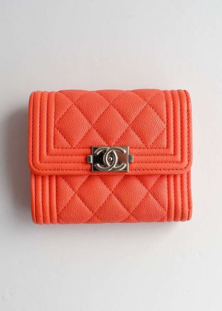 Portefeuille Chanel Boy d'occasion authentique en cuir grainé orange