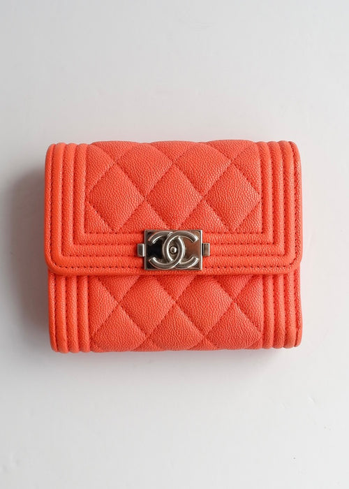 Portefeuille Chanel Boy d'occasion authentique en cuir grainé orange