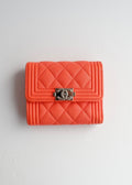 Portefeuille Chanel Boy d'occasion authentique en cuir grainé orange
