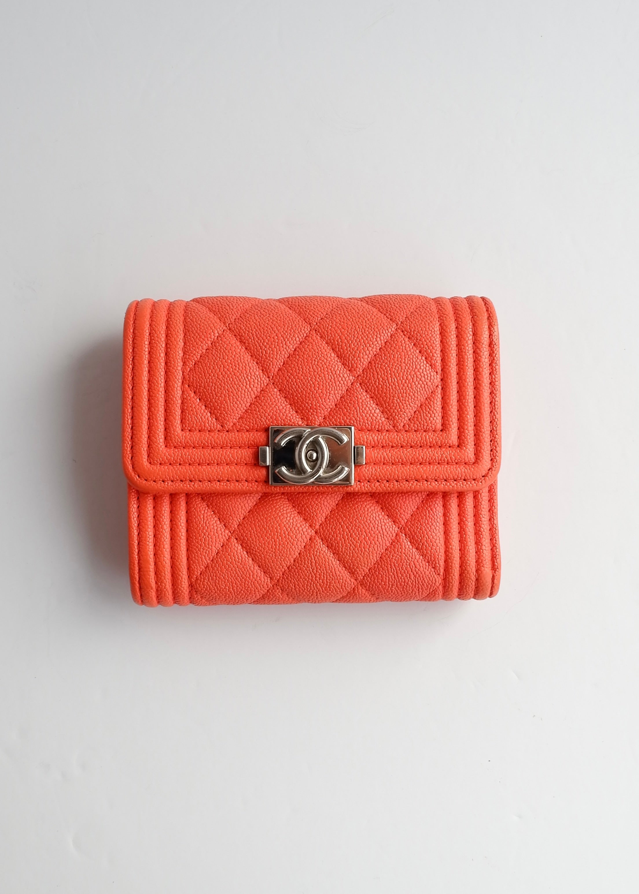 Portefeuille Chanel Boy d'occasion authentique en cuir grainé orange