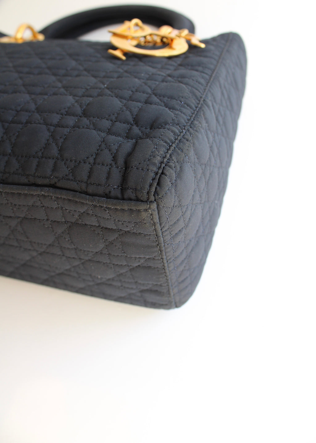 Sac à main Christian Dior Lady Dior Medium en toile bleu marine, d'occasion authentique, avec accastillage doré