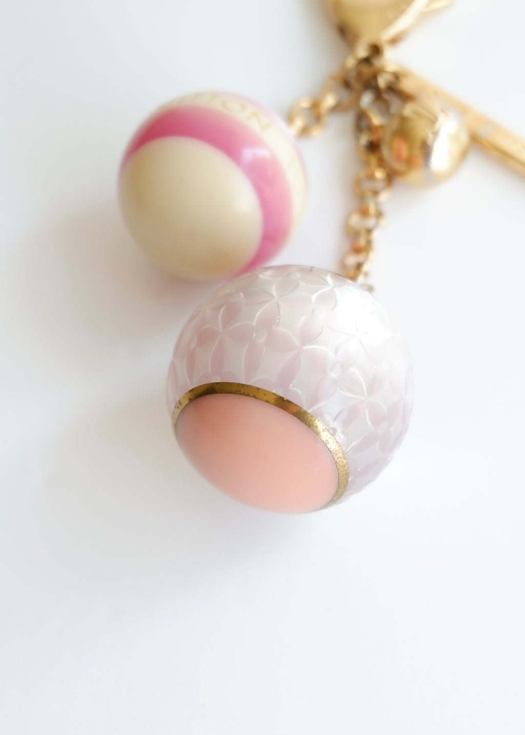 Authentique bijou de sac Louis Vuitton Mini Lin rose/doré d'occasion