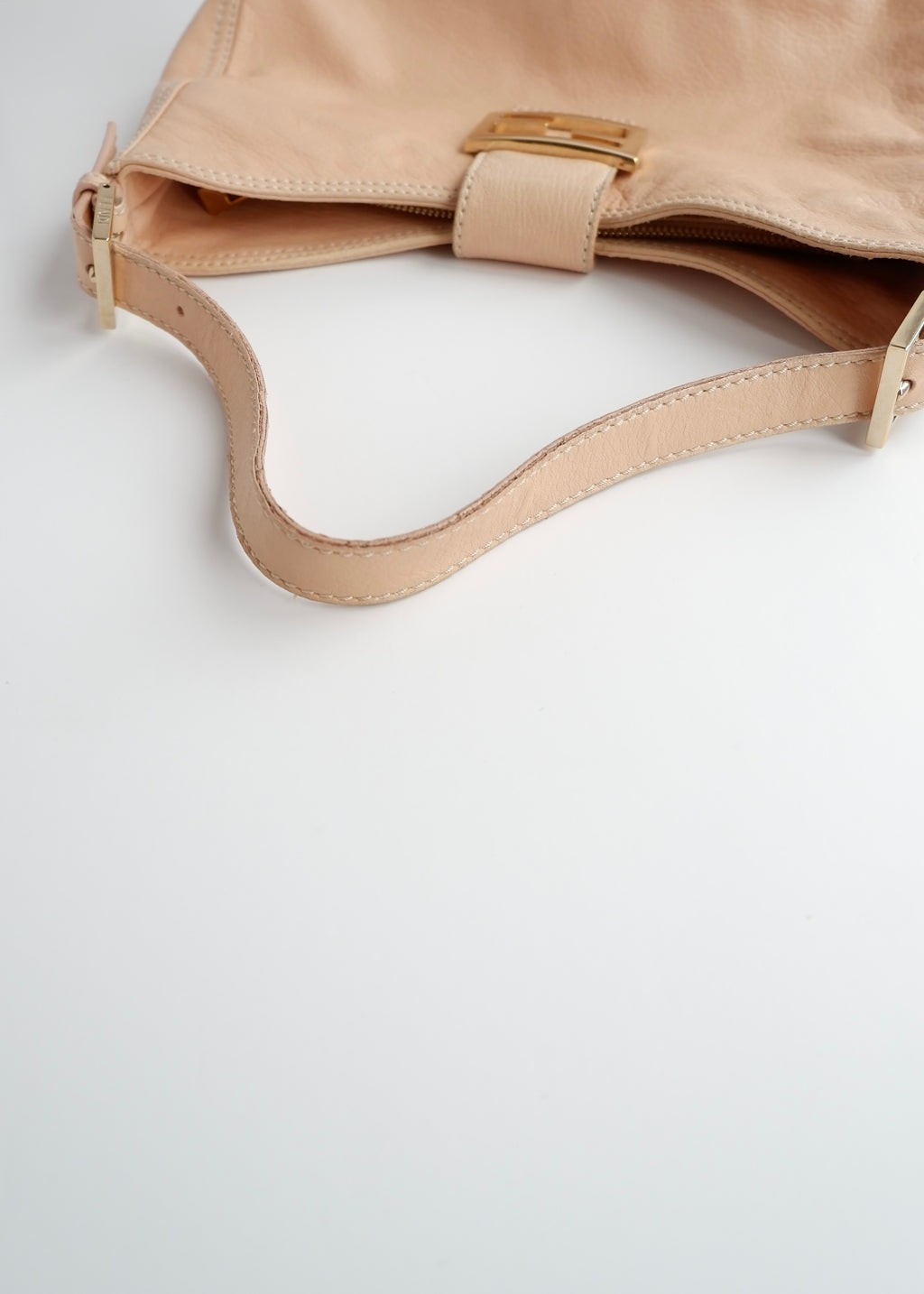 Sac à bandoulière Fendi d'occasion en cuir rose clair authentique