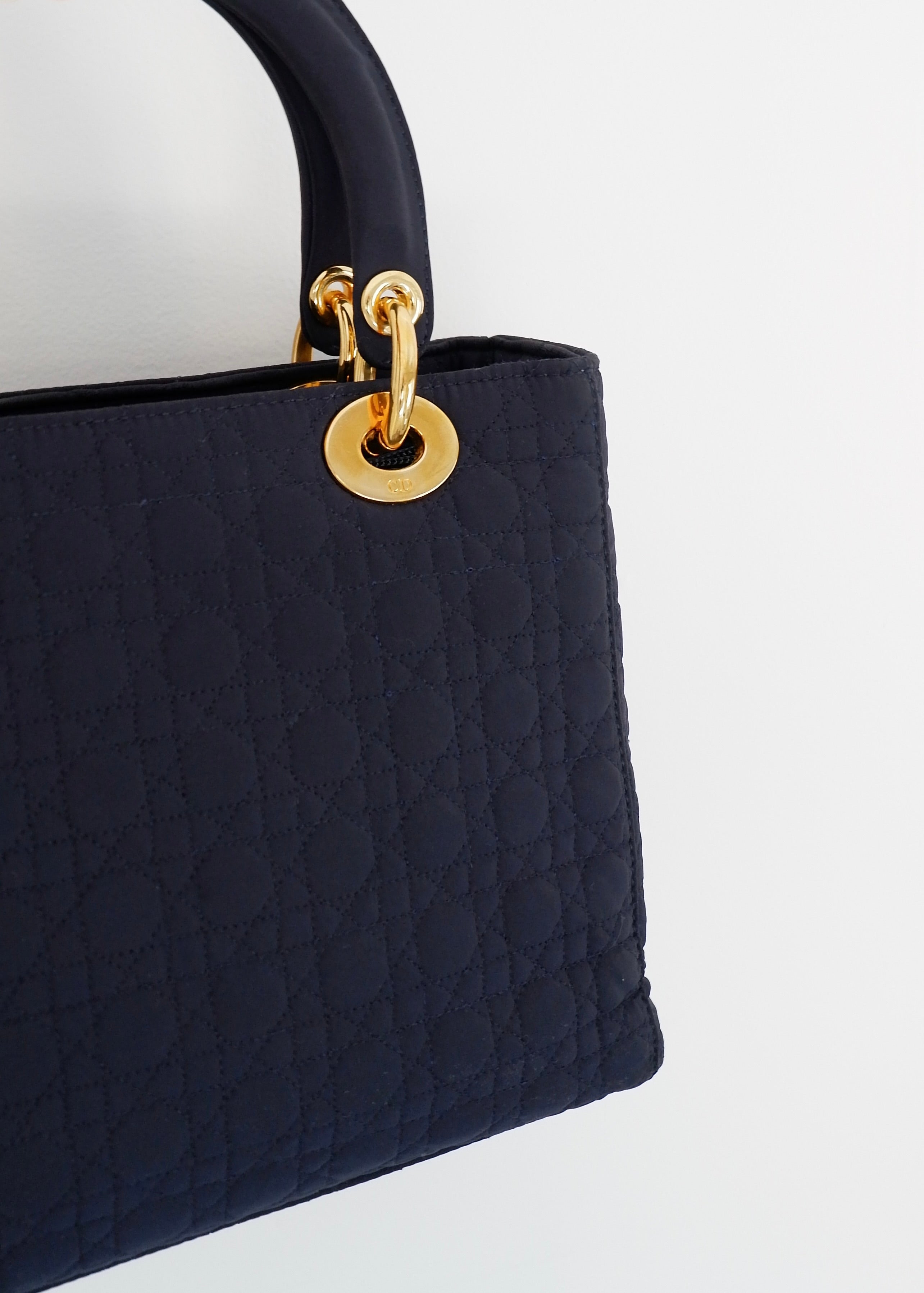 Sac à main Christian Dior Lady Dior Medium en toile bleu marine, d'occasion authentique, avec accastillage doré