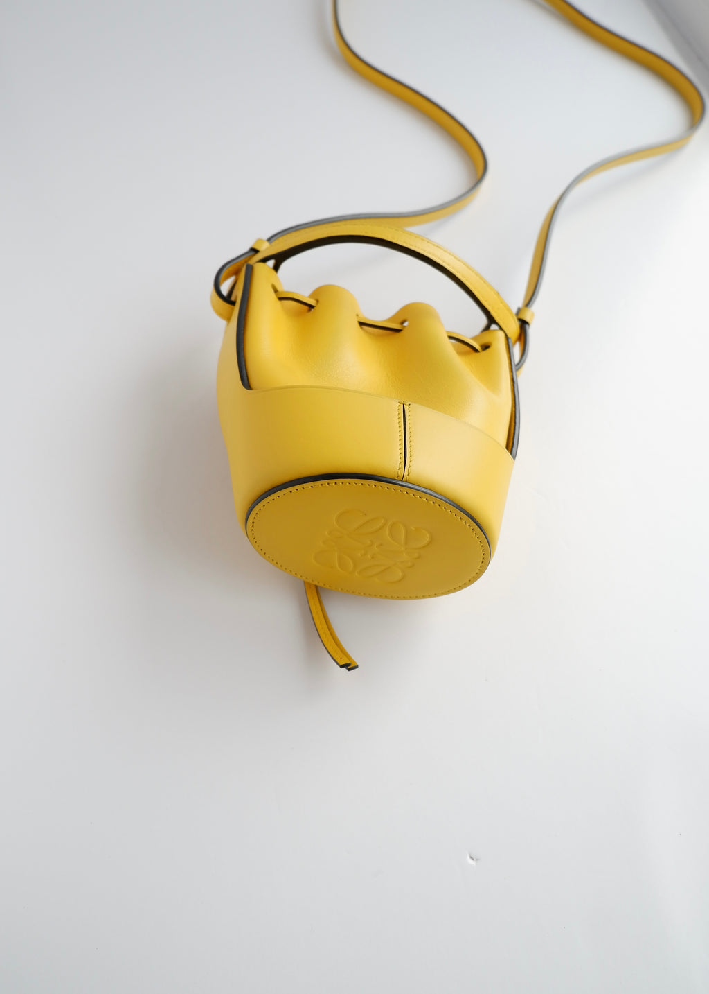 Authentique sac Loewe Balloon Nano en cuir jaune d'occasion