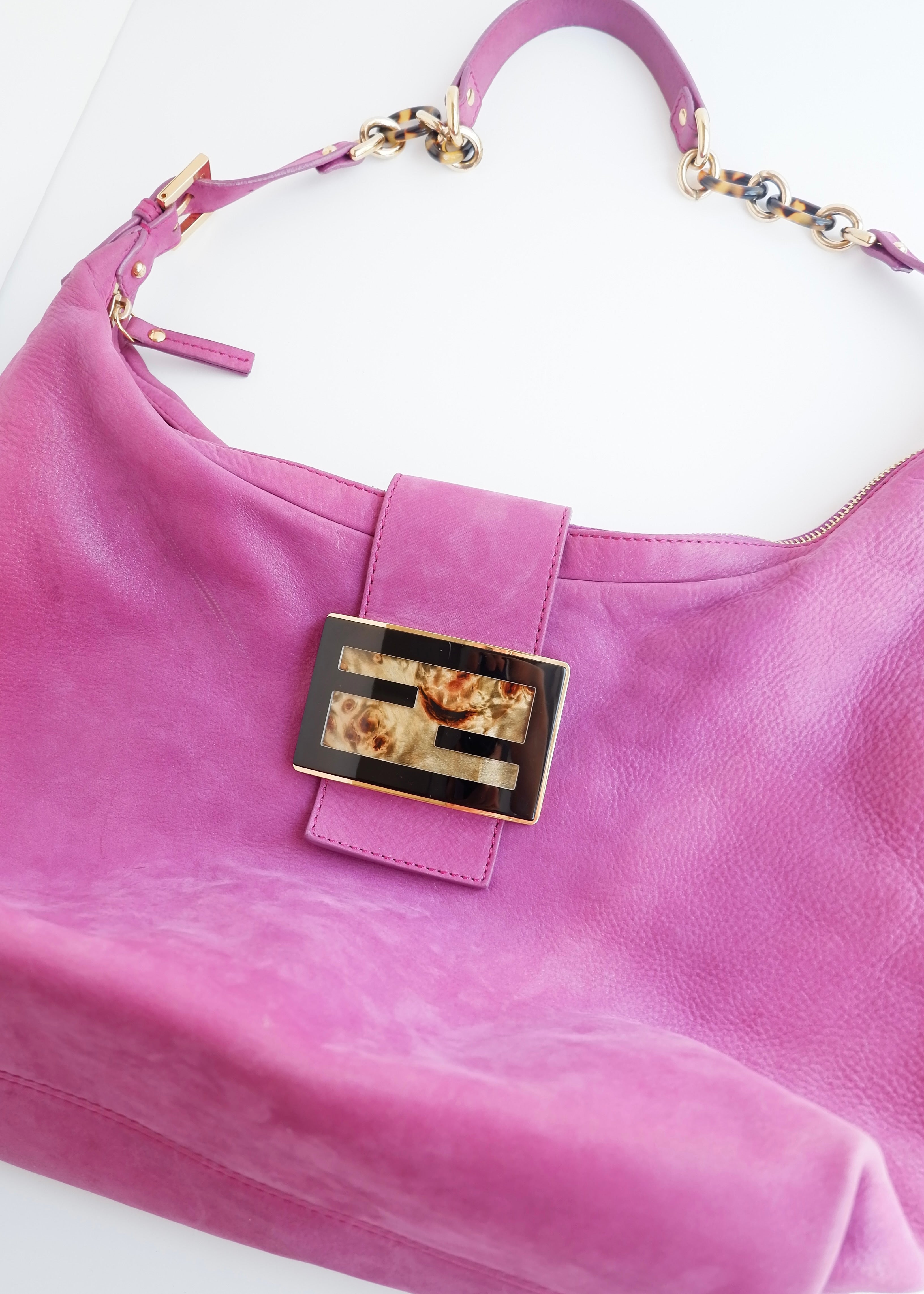 Authentique sac porté épaule Fendi hobo en daim magenta d'occasion