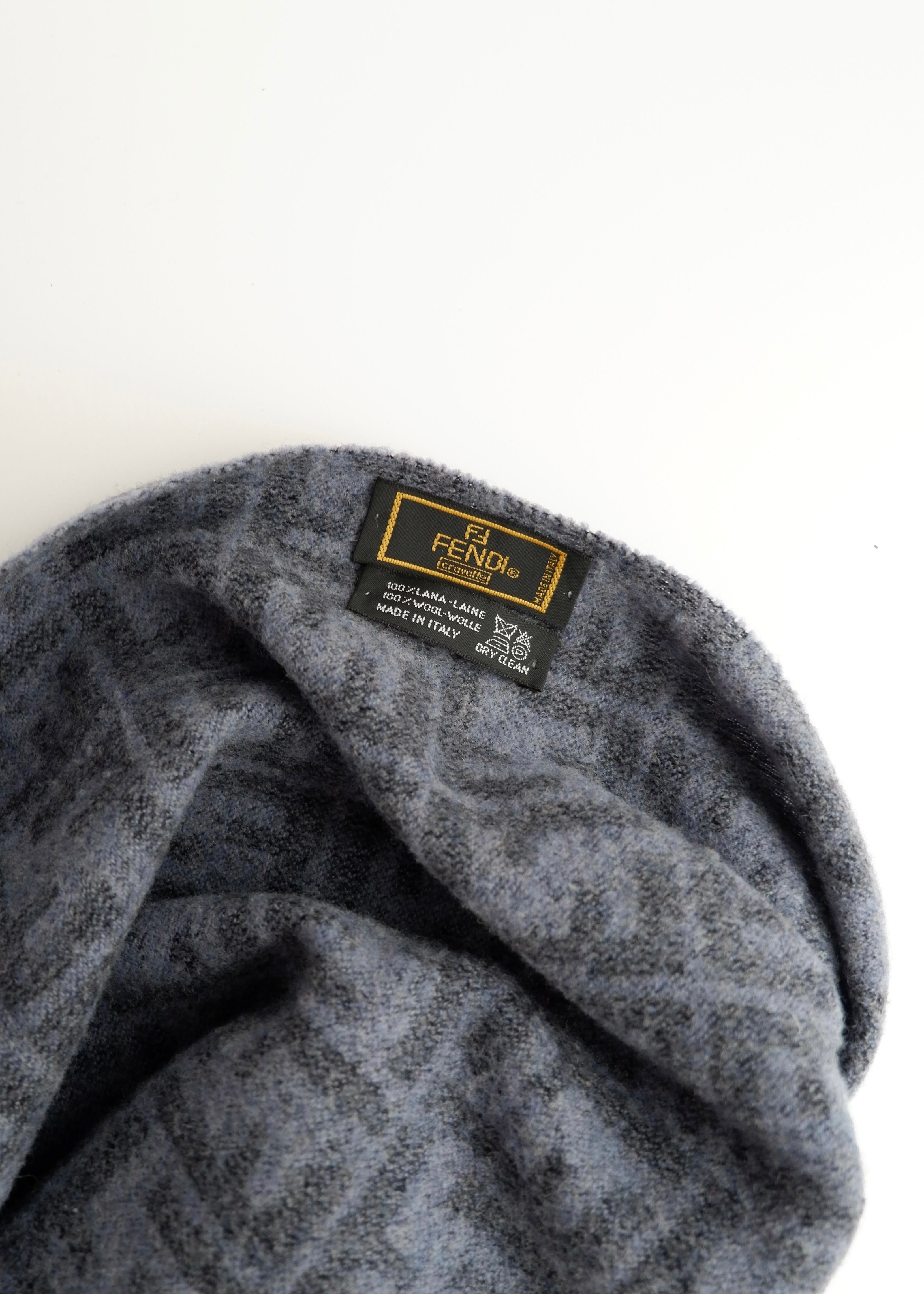 Écharpe Fendi authentique d'occasion en laine imprimée Zucca gris-bleu