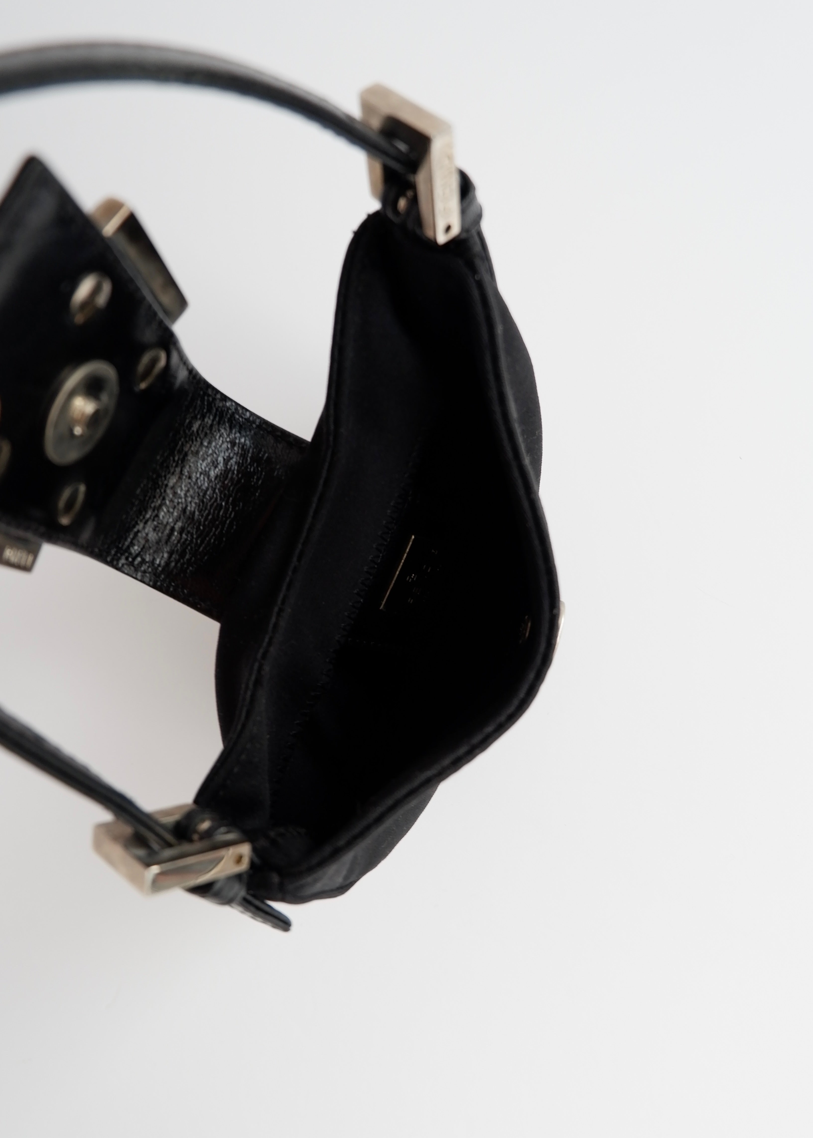 Authentique sac Fendi Micro Croissant en tissu noir d'occasion