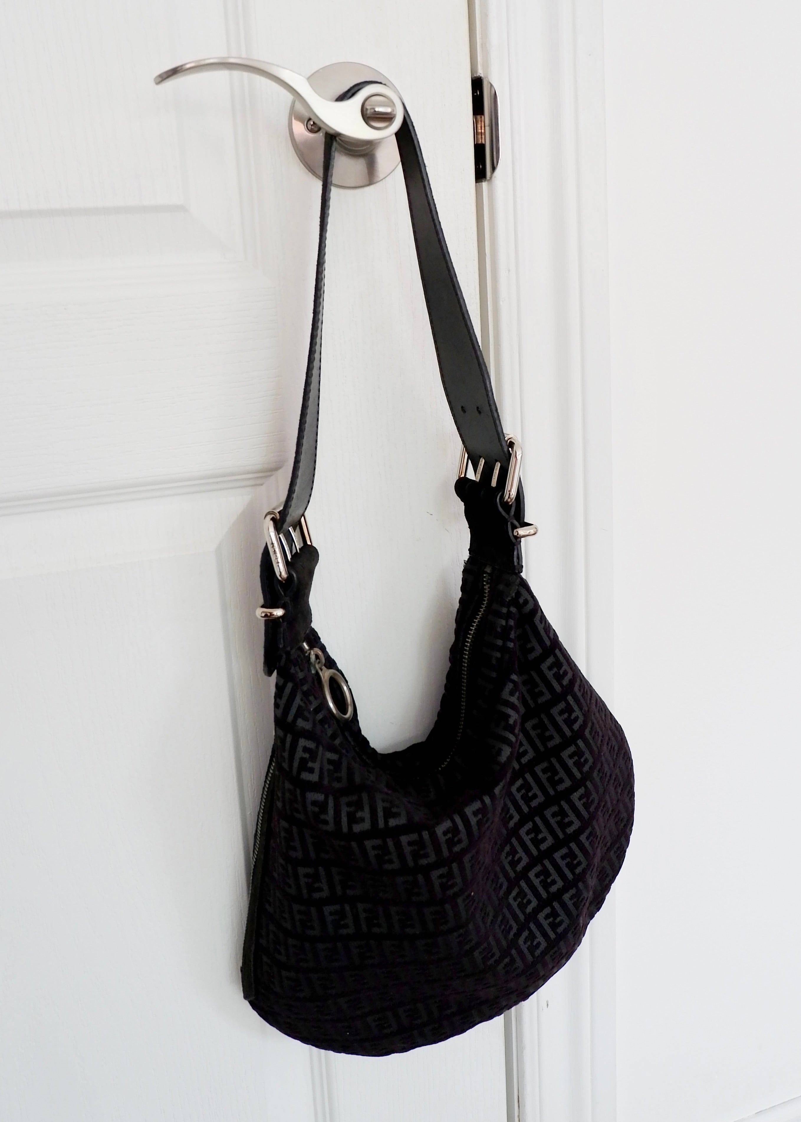 Authentique sac à bandoulière Fendi en daim noir Zucchino Oyster d'occasion