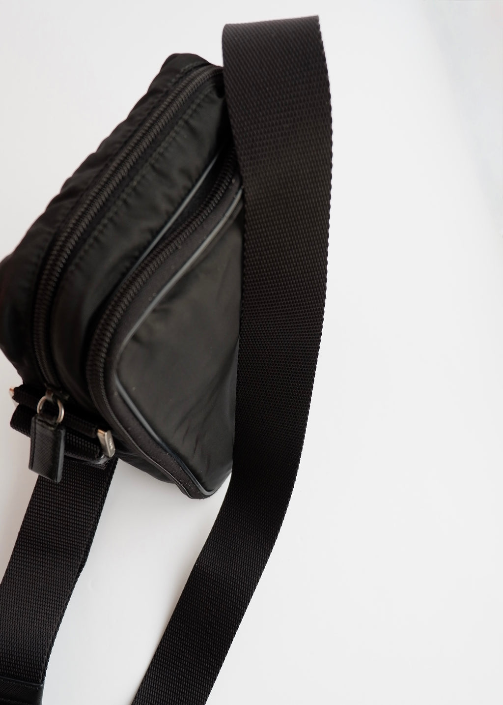 Sac bandoulière Prada en nylon noir authentique d'occasion