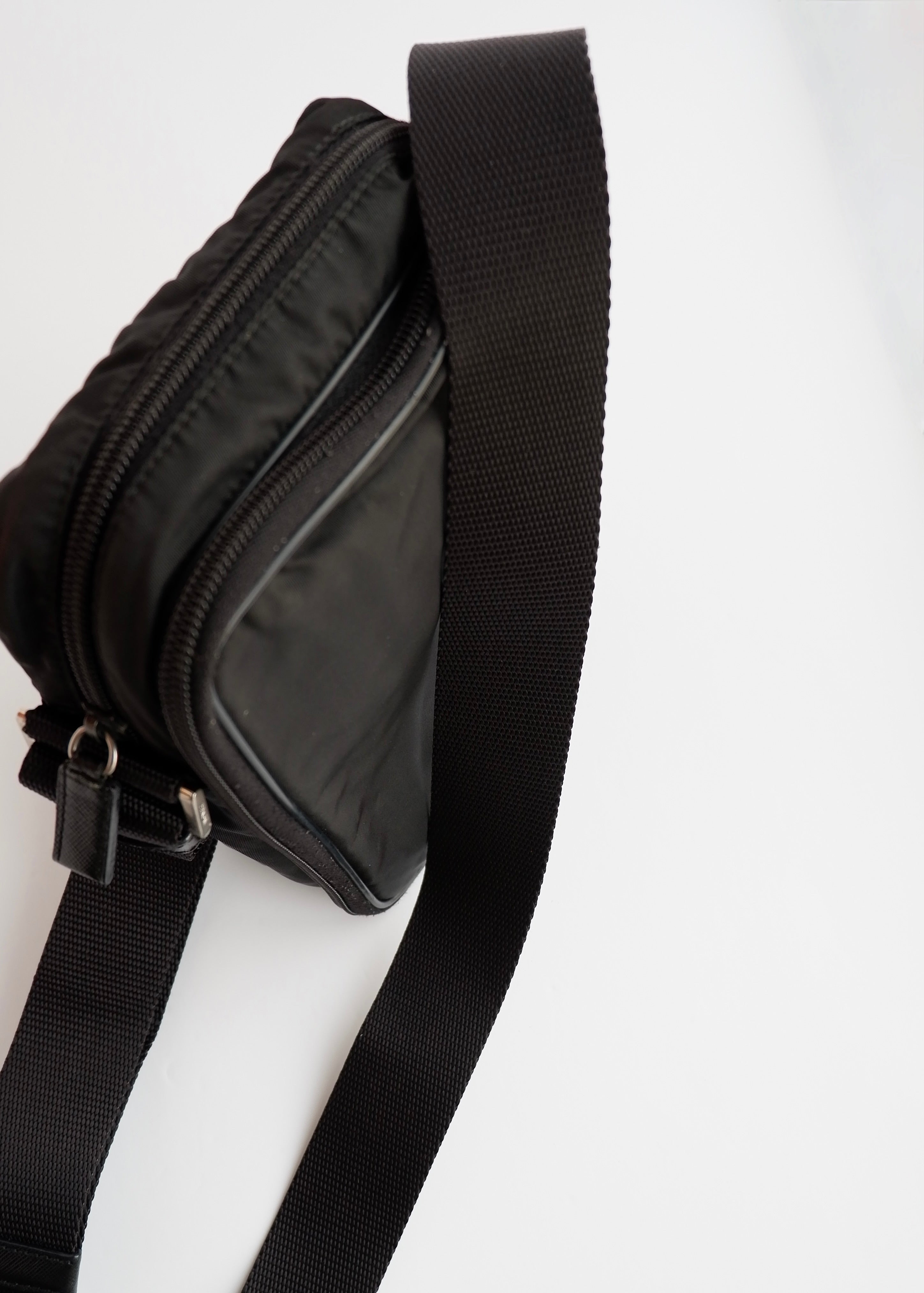Sac bandoulière Prada en nylon noir authentique d'occasion