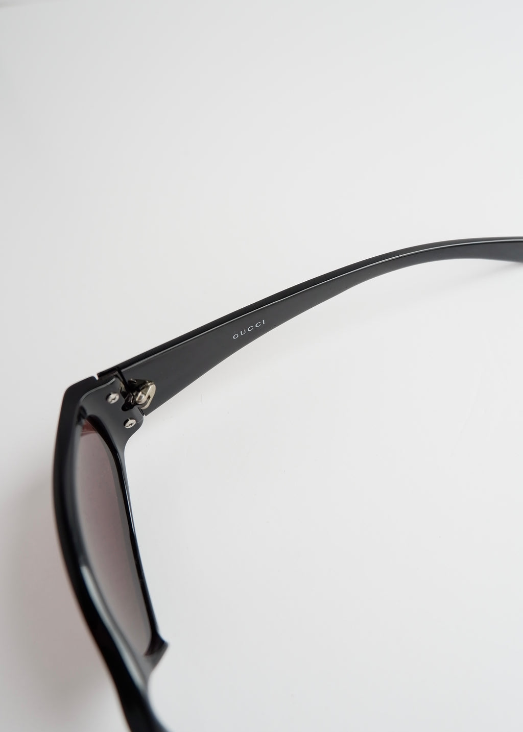 Authentiques lunettes de soleil à monture carrée noire Gucci d'occasion