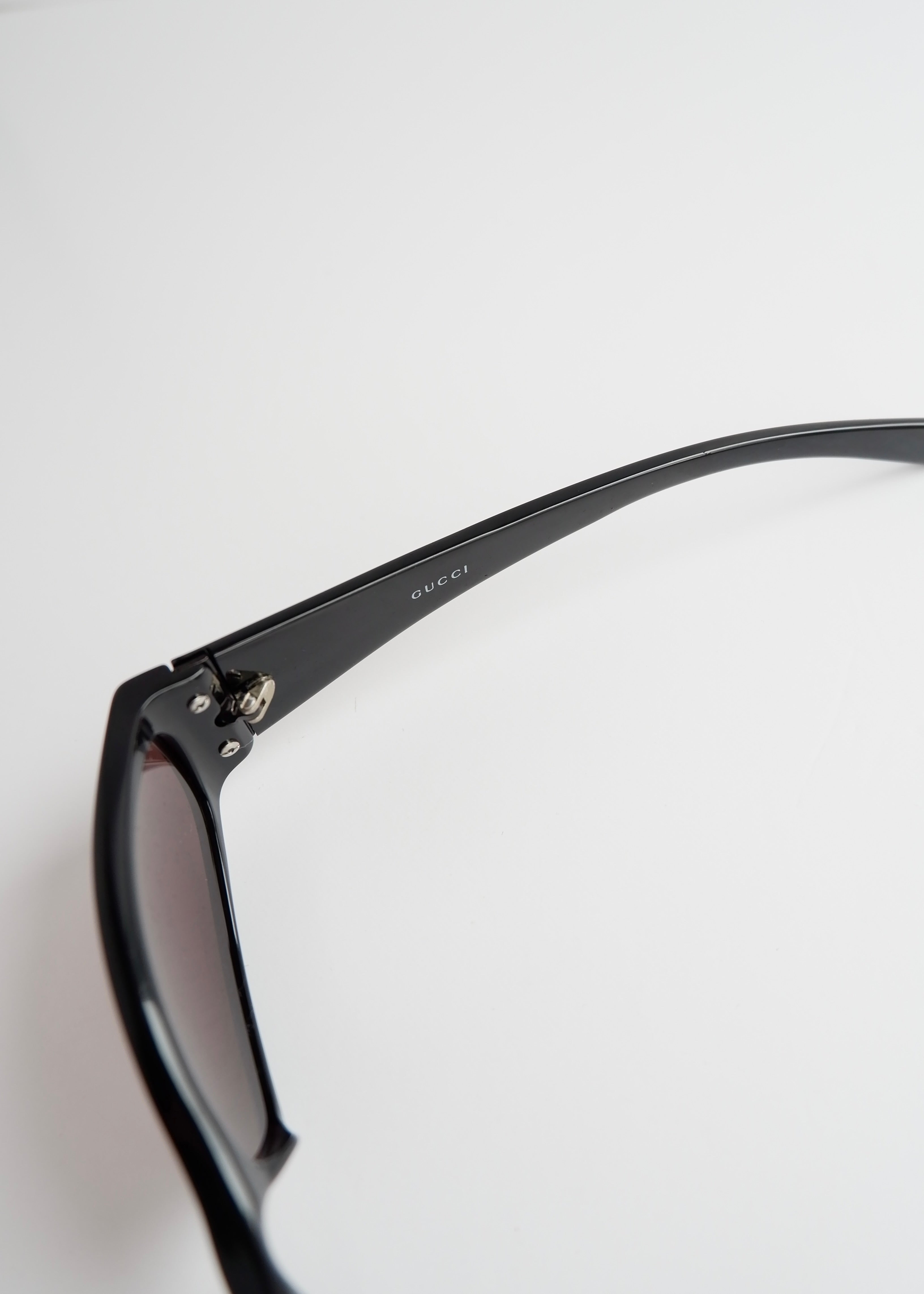 Authentiques lunettes de soleil à monture carrée noire Gucci d'occasion