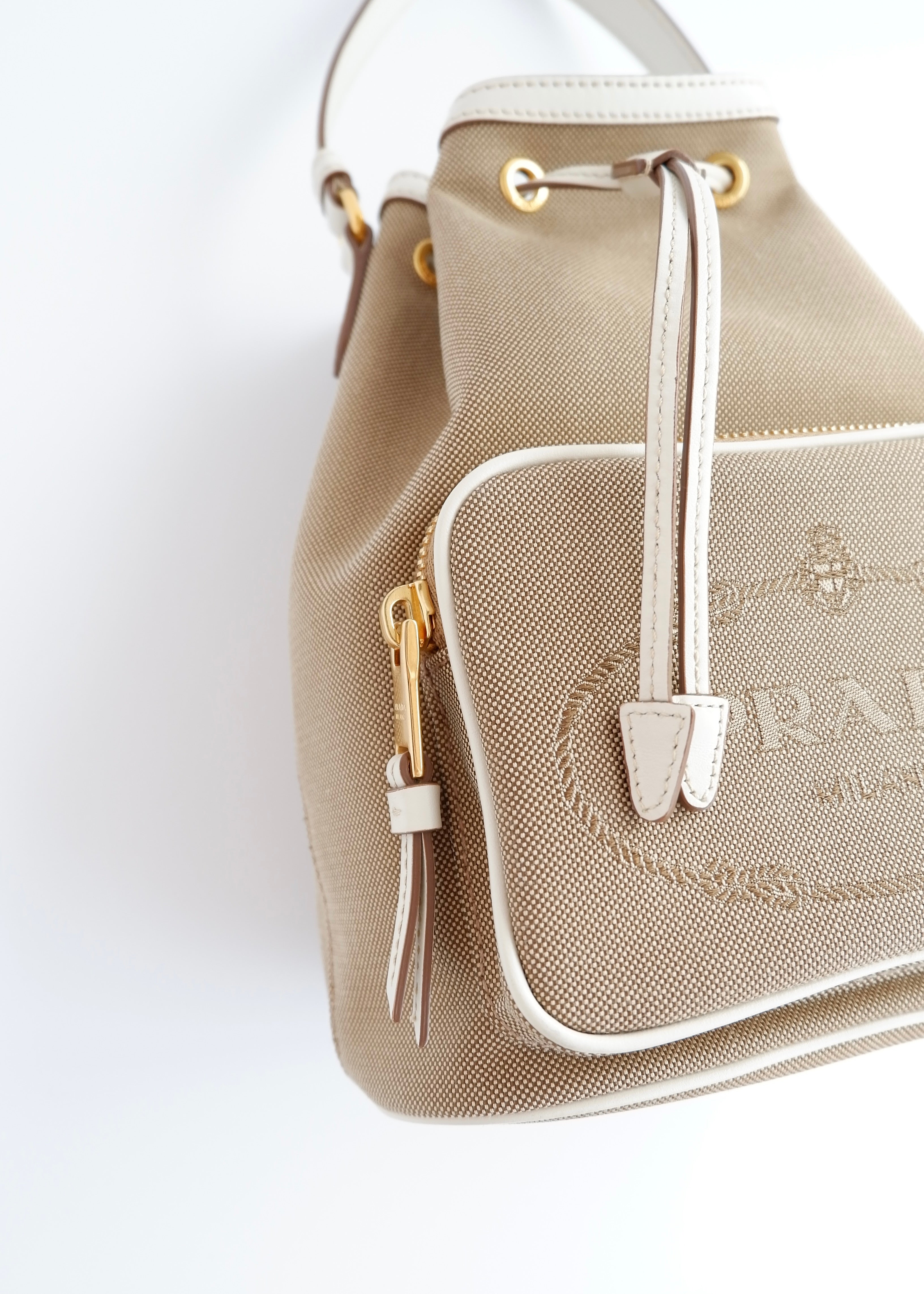 Sac seau à cordon Prada d'occasion authentique en toile beige