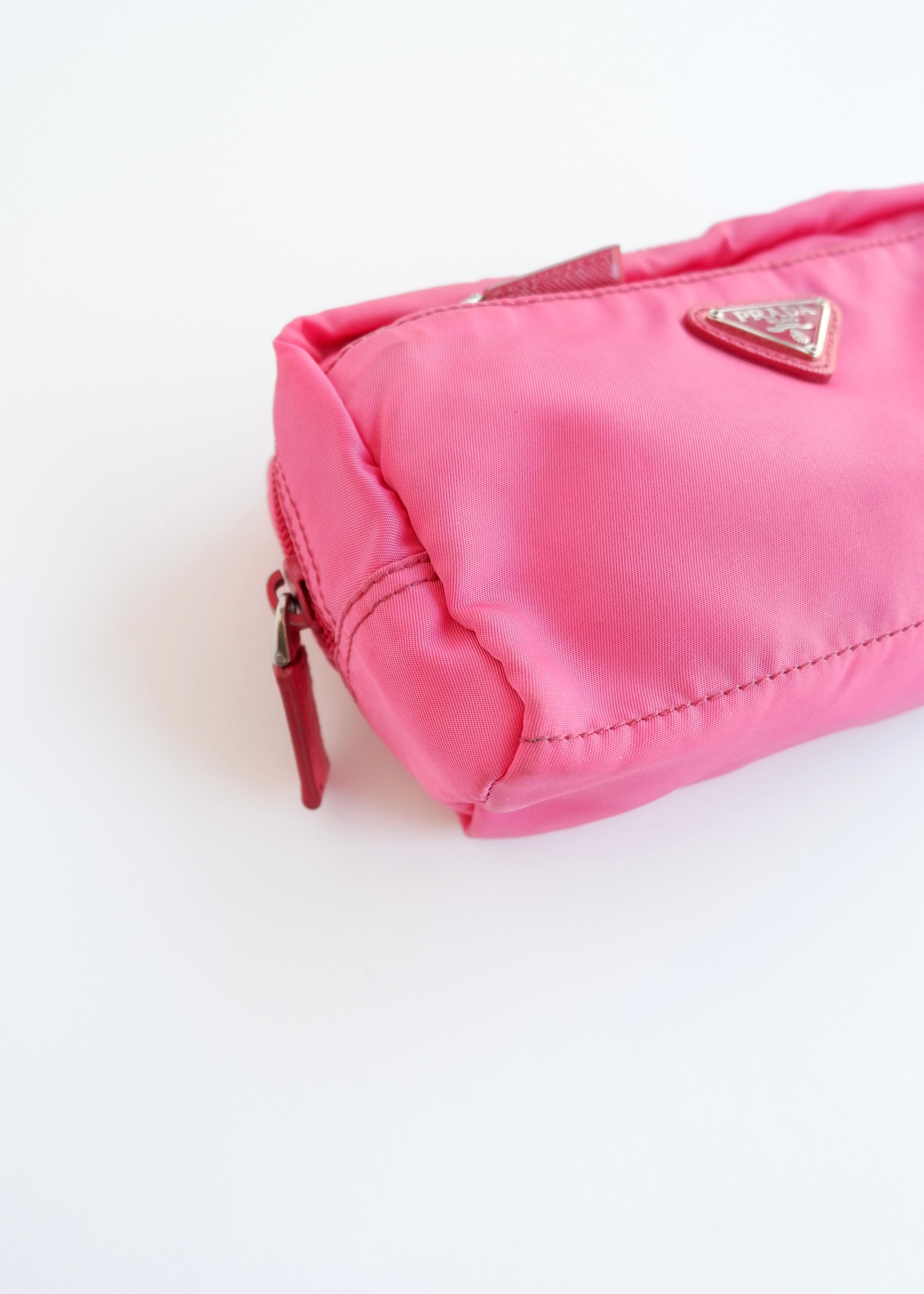 Pochette Prada authentique d'occasion en nylon rose
