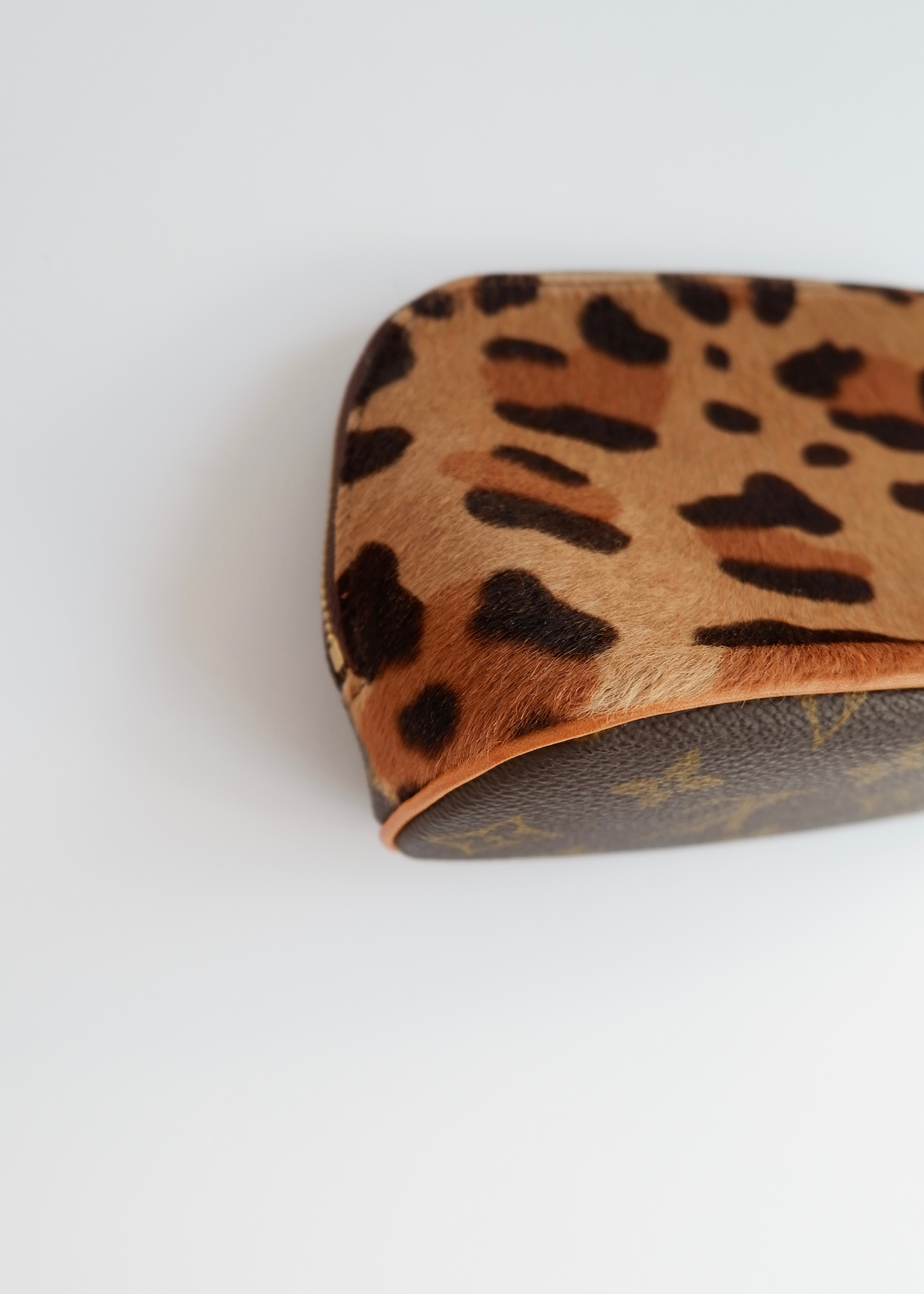 Trousse de toilette Louis Vuitton x ALAÏA authentique d'occasion, toile Monogram/crin de poney imprimé animal
