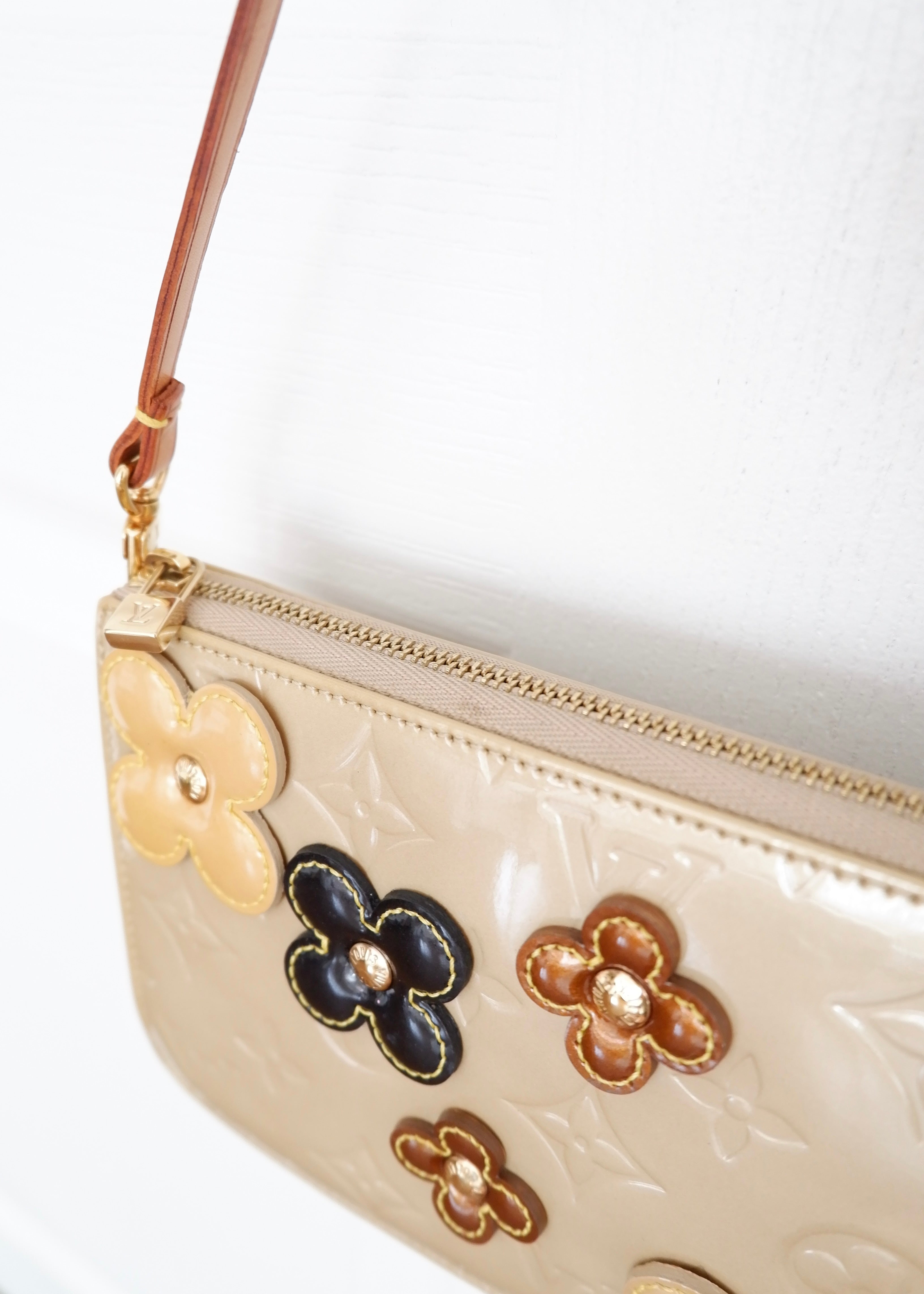 Authentique Pochette Louis Vuitton Lexington en Cuir Verni Beige Floral d'occasion