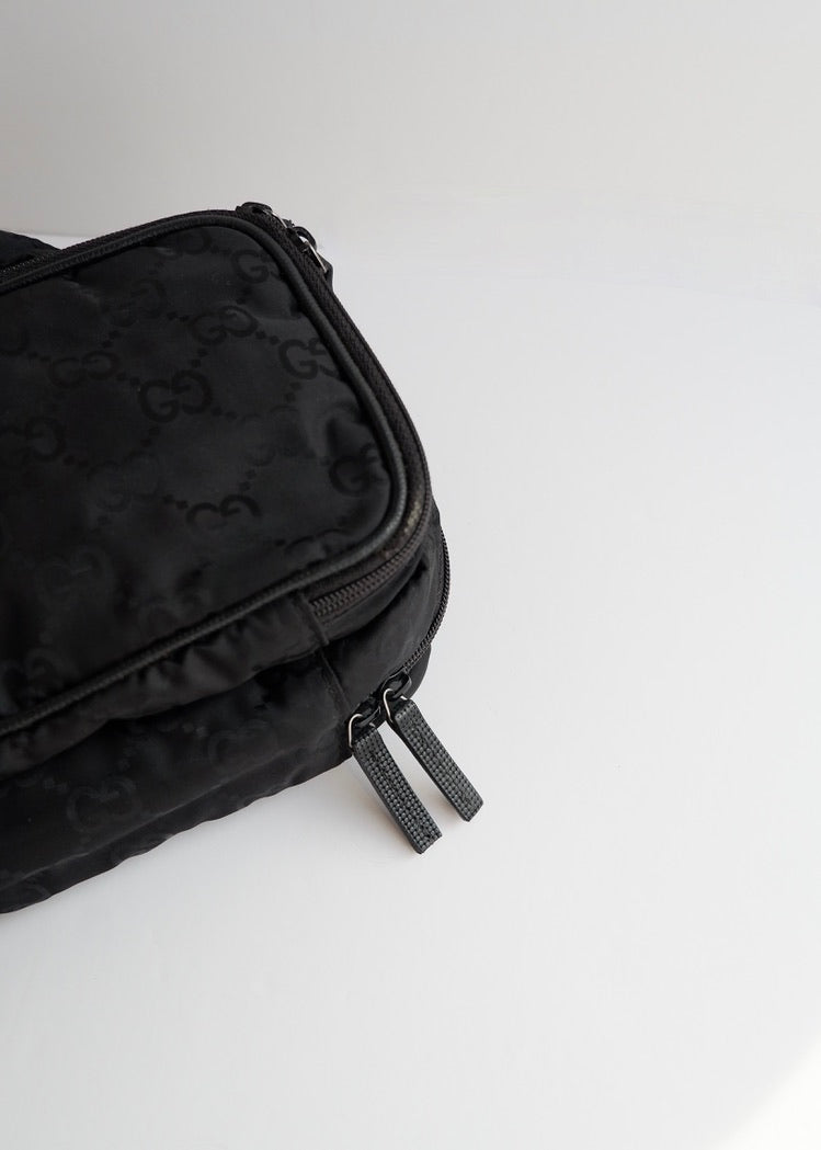 Pochette vanity Gucci en nylon GG noir d'occasion authentique