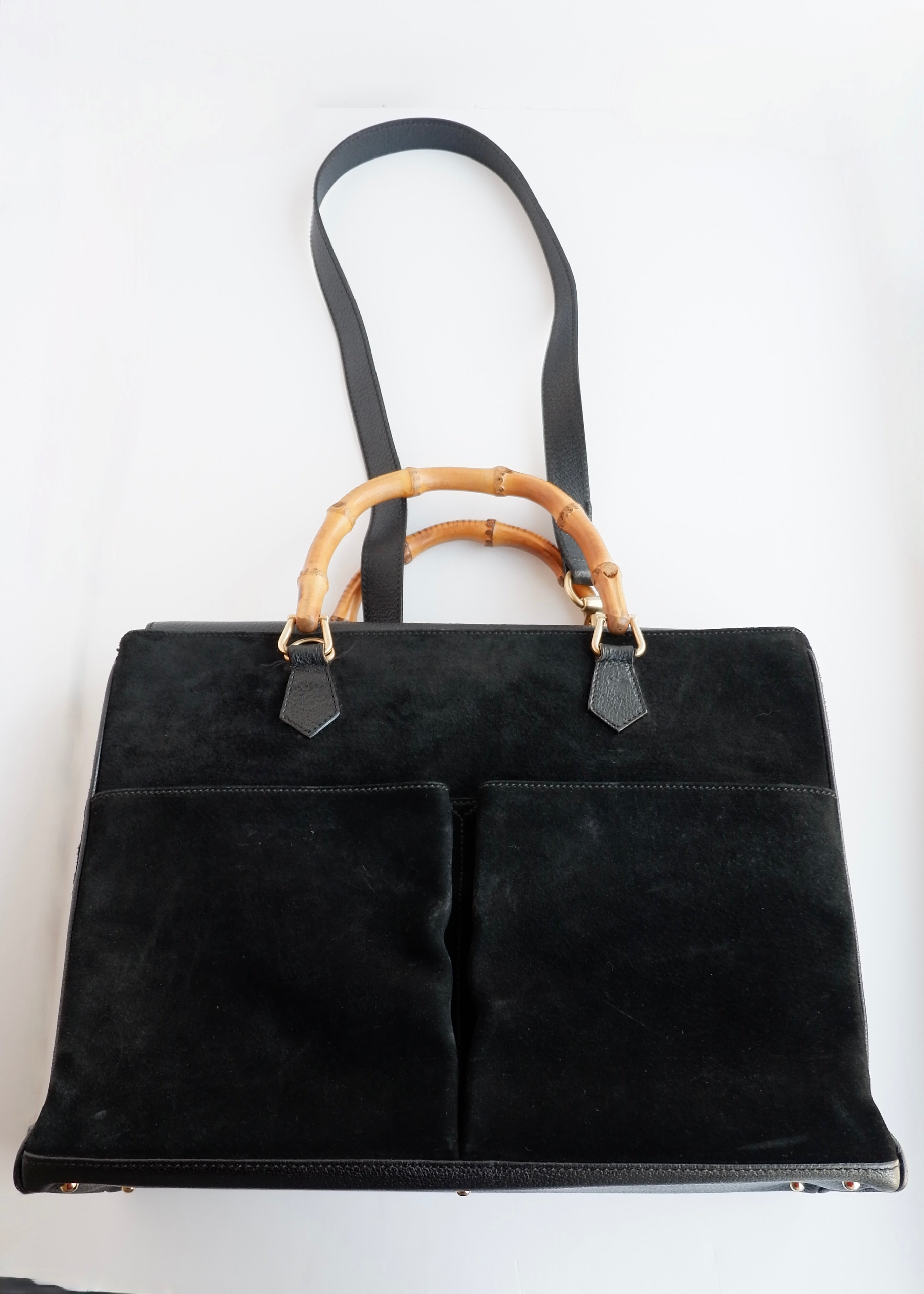 Authentique cabas Gucci vintage d'occasion en daim/cuir noir avec bambou, porté de deux façons