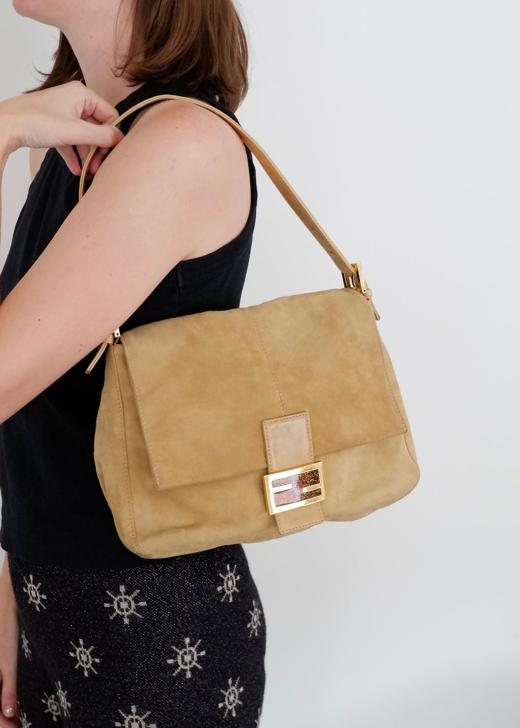 Sac à bandoulière Fendi Mamma Baguette en daim beige d'occasion authentique