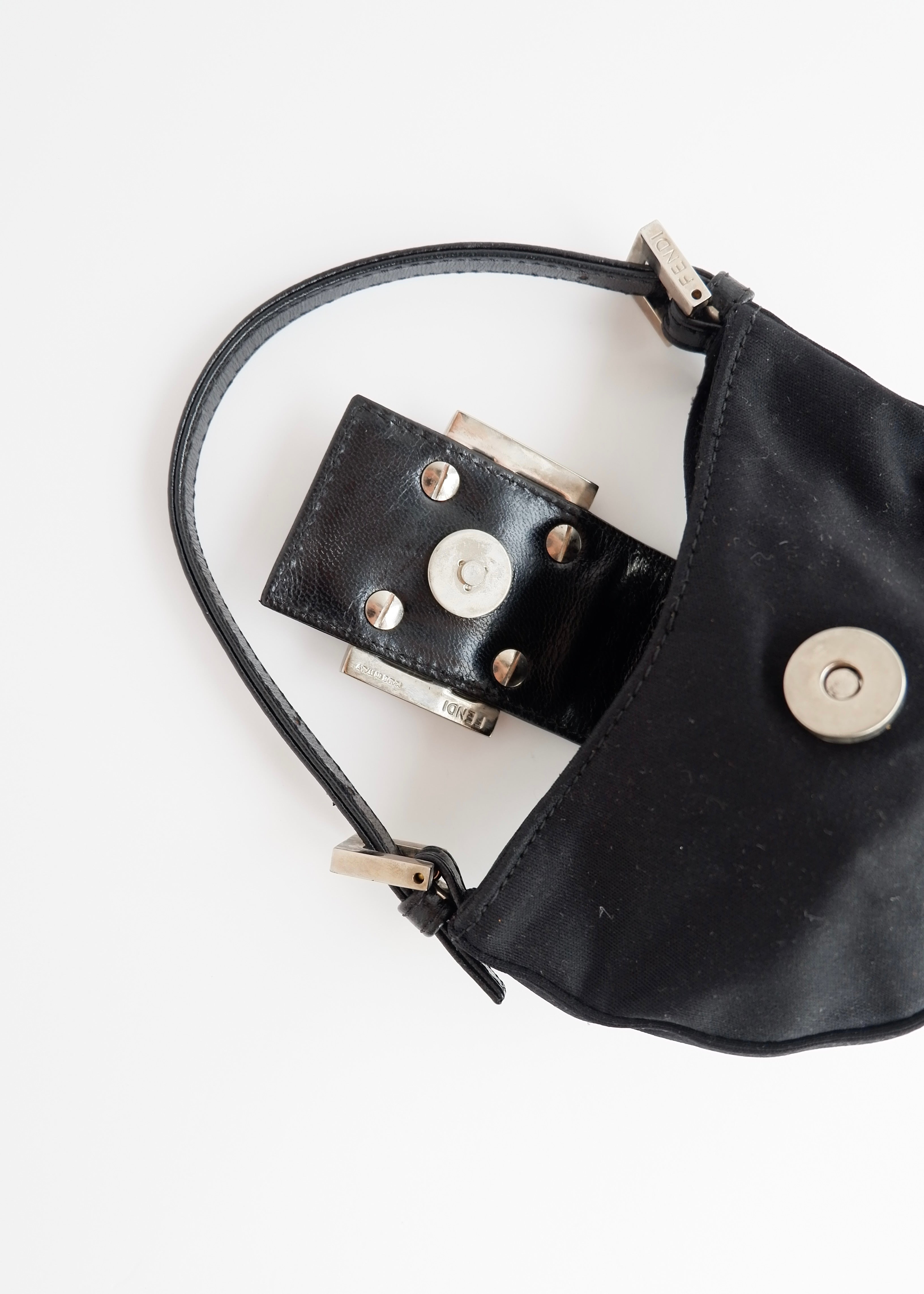 Authentique sac Fendi Micro Croissant en tissu noir d'occasion