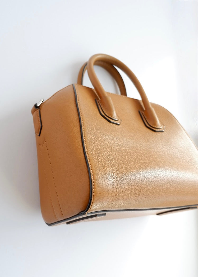 Authentique sac bandoulière Givenchy Antigona petit modèle en cuir couleur camel, d'occasion