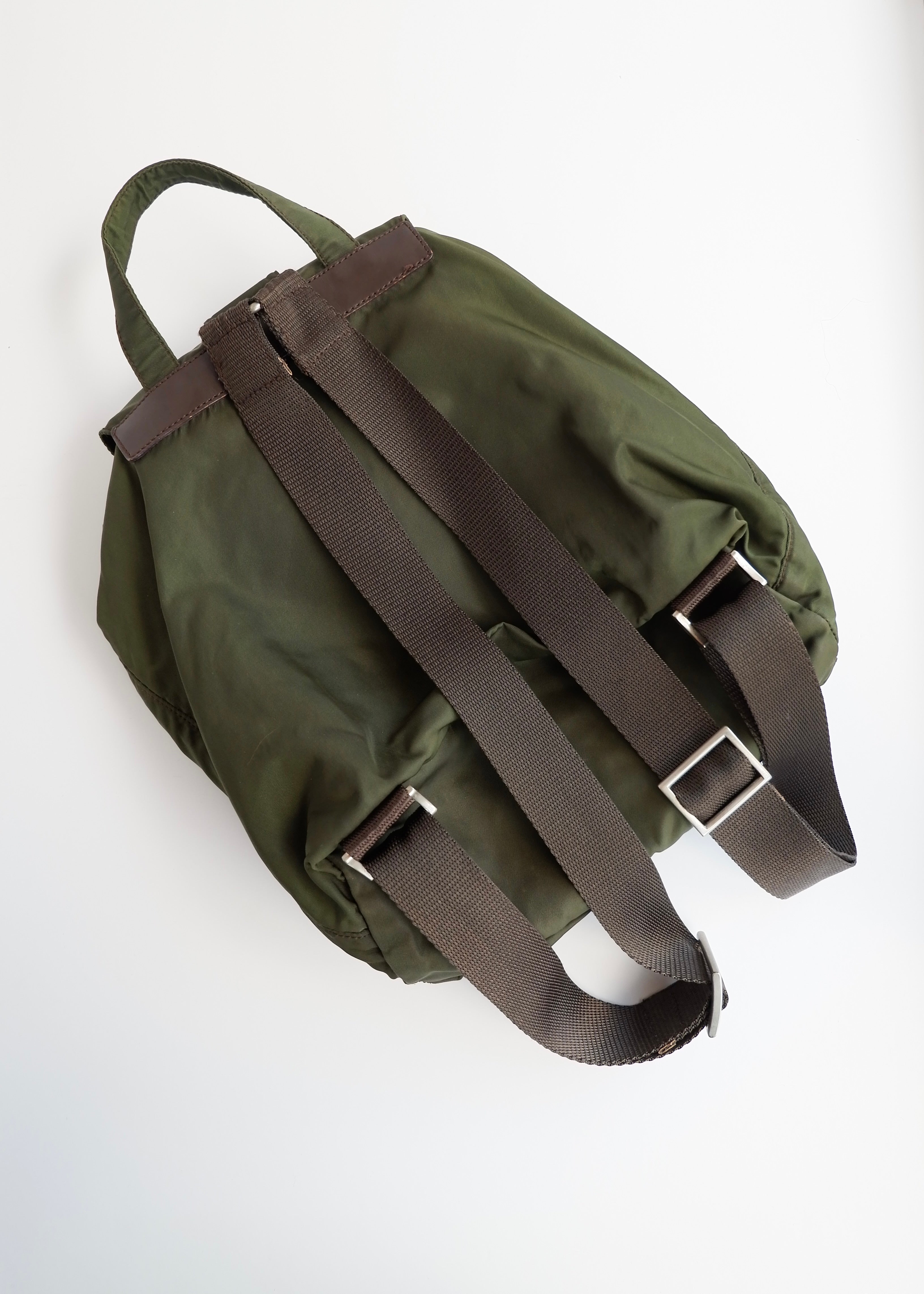 Sac à dos Prada en nylon vert authentique d'occasion