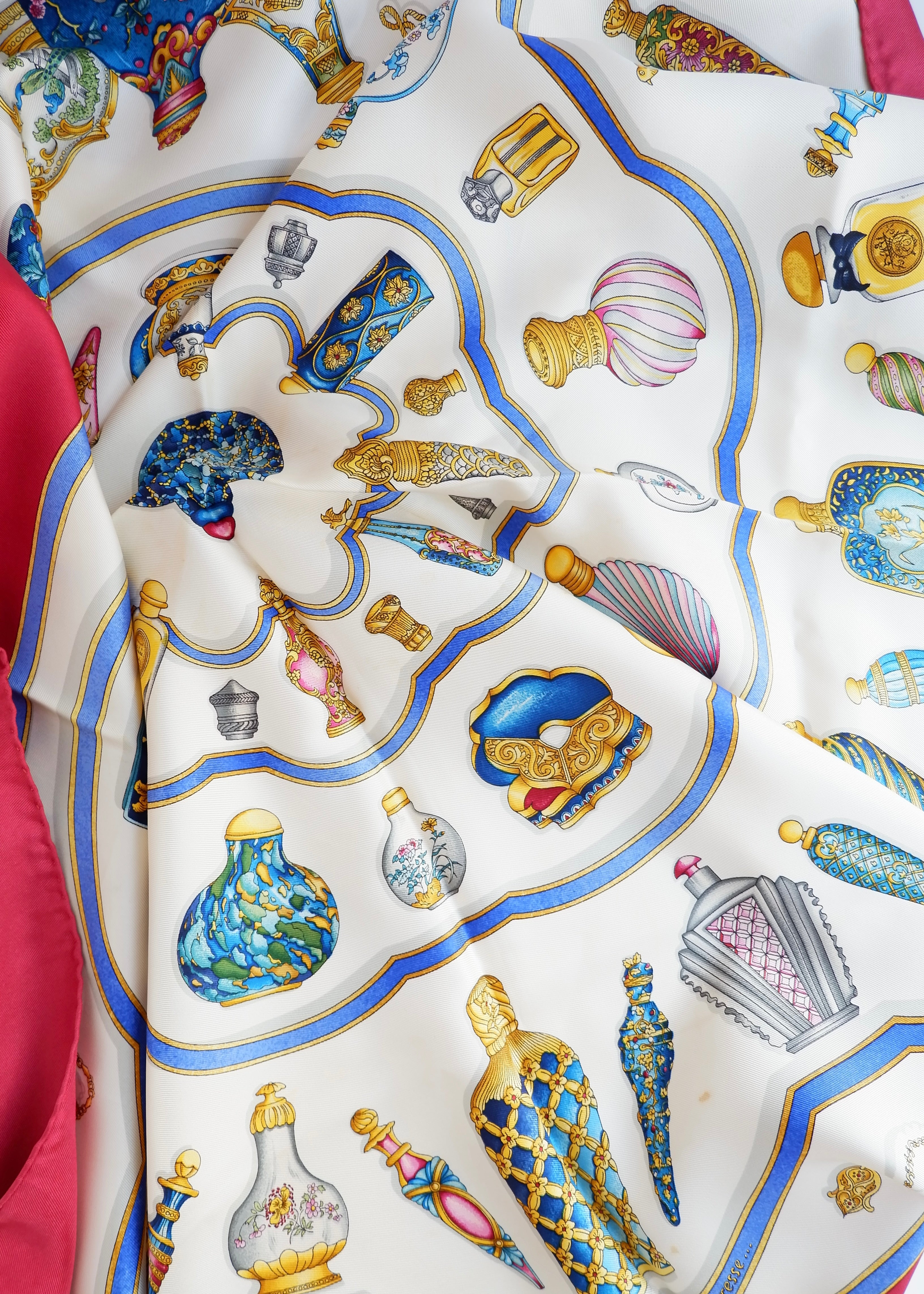 Authentique Foulard en Soie Imprimé Bouteille Antique Hermes d'occasion