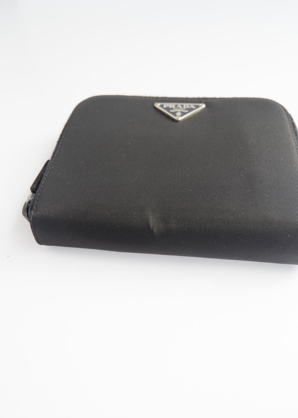 Portefeuille pliable Prada authentique en nylon noir d'occasion