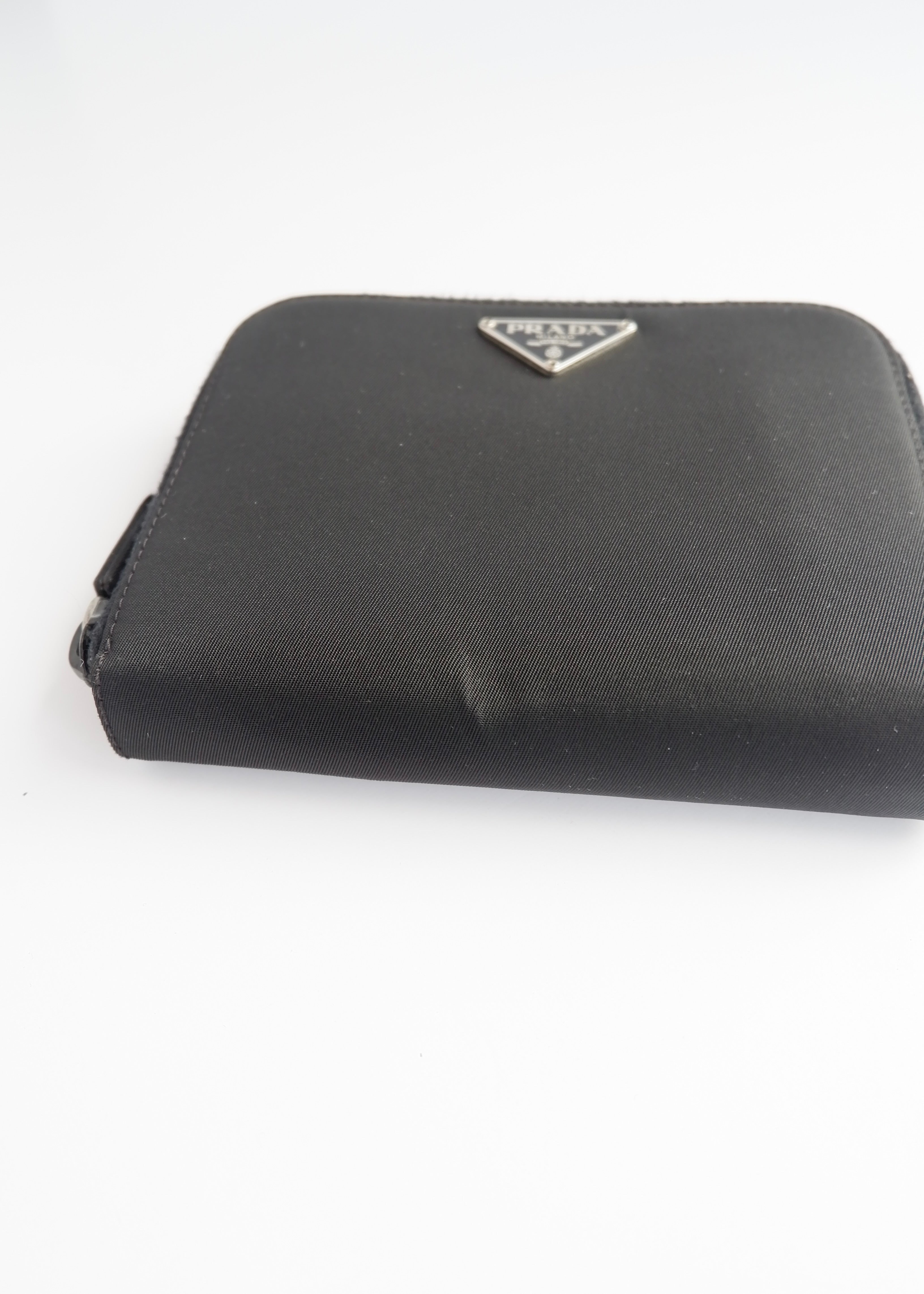 Portefeuille pliable Prada authentique en nylon noir d'occasion