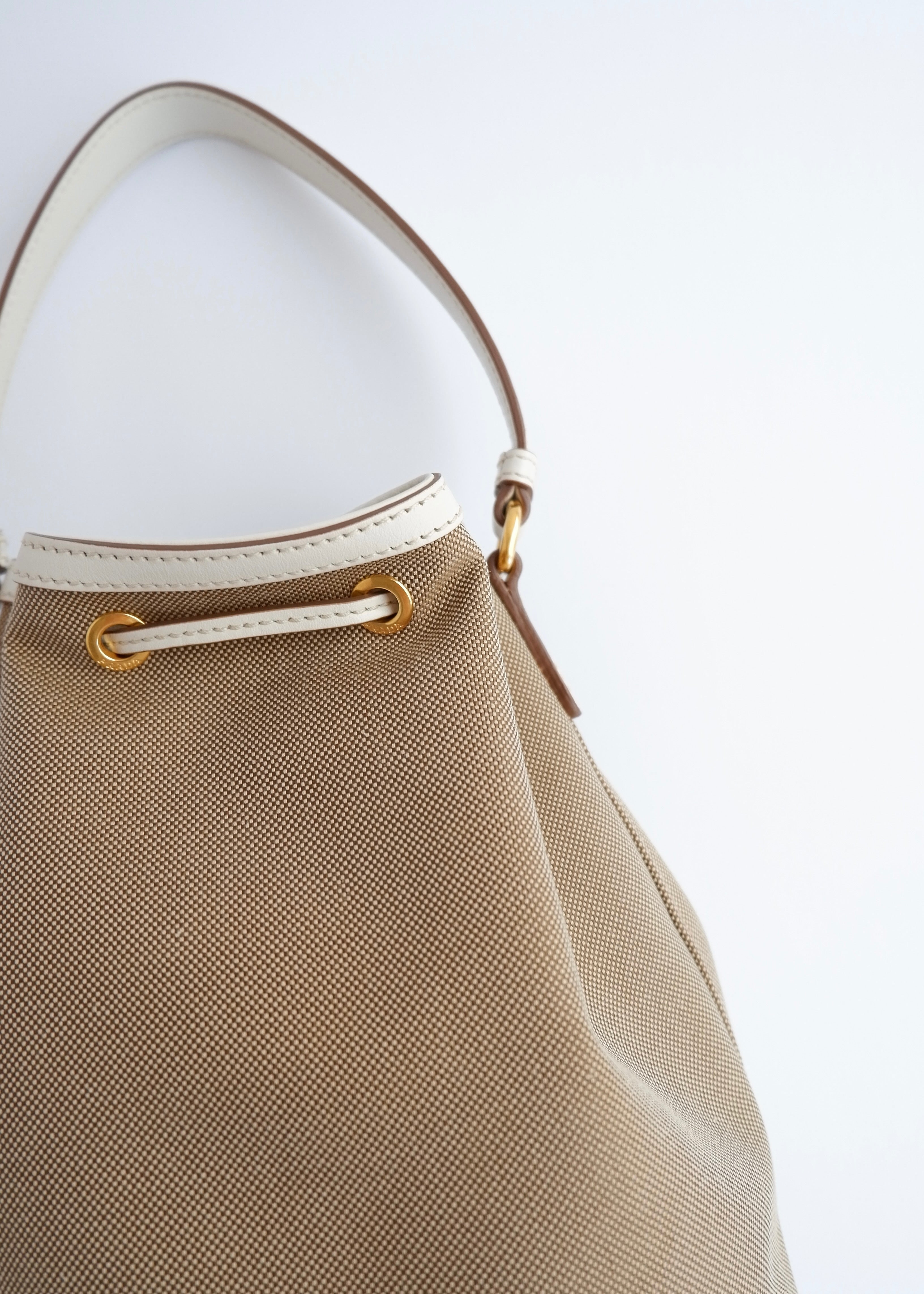 Sac seau à cordon Prada d'occasion authentique en toile beige