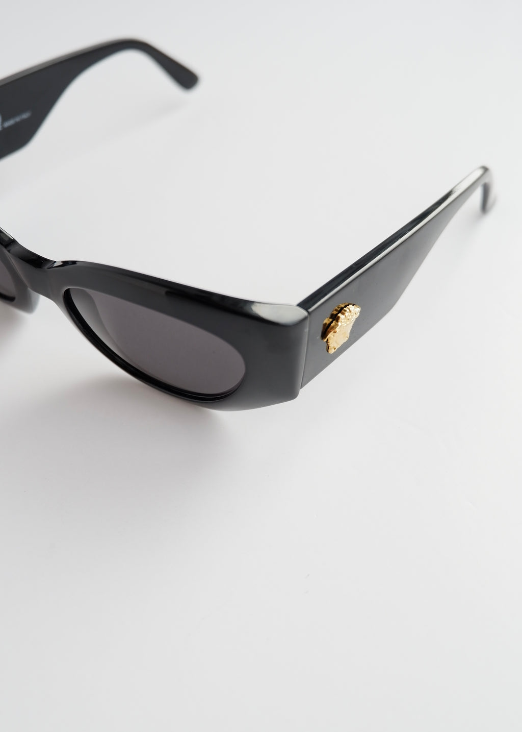 Lunettes de soleil œil de chat noires Versace d'occasion authentiques