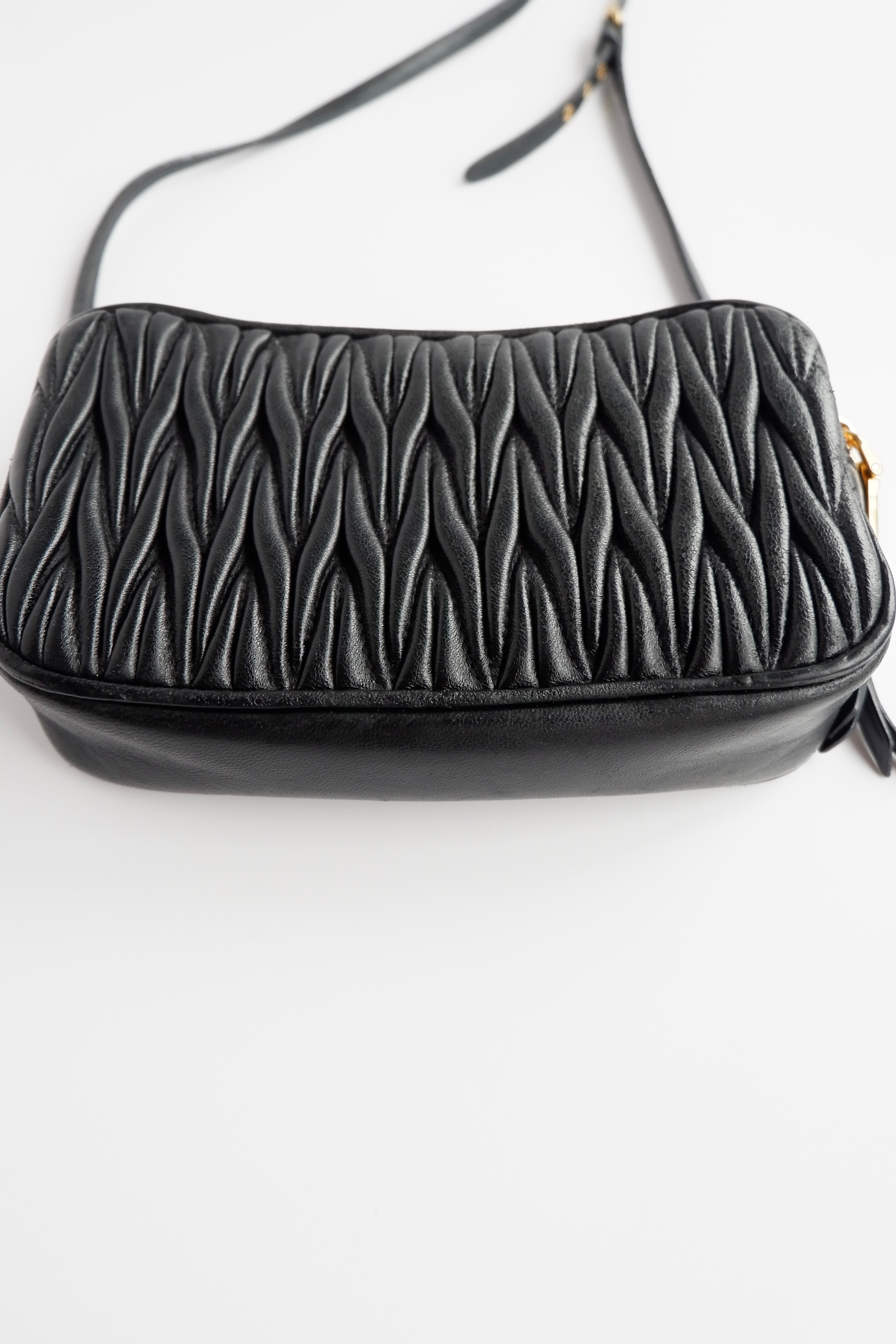 Sac bandoulière Miu Miu en cuir noir authentique d'occasion