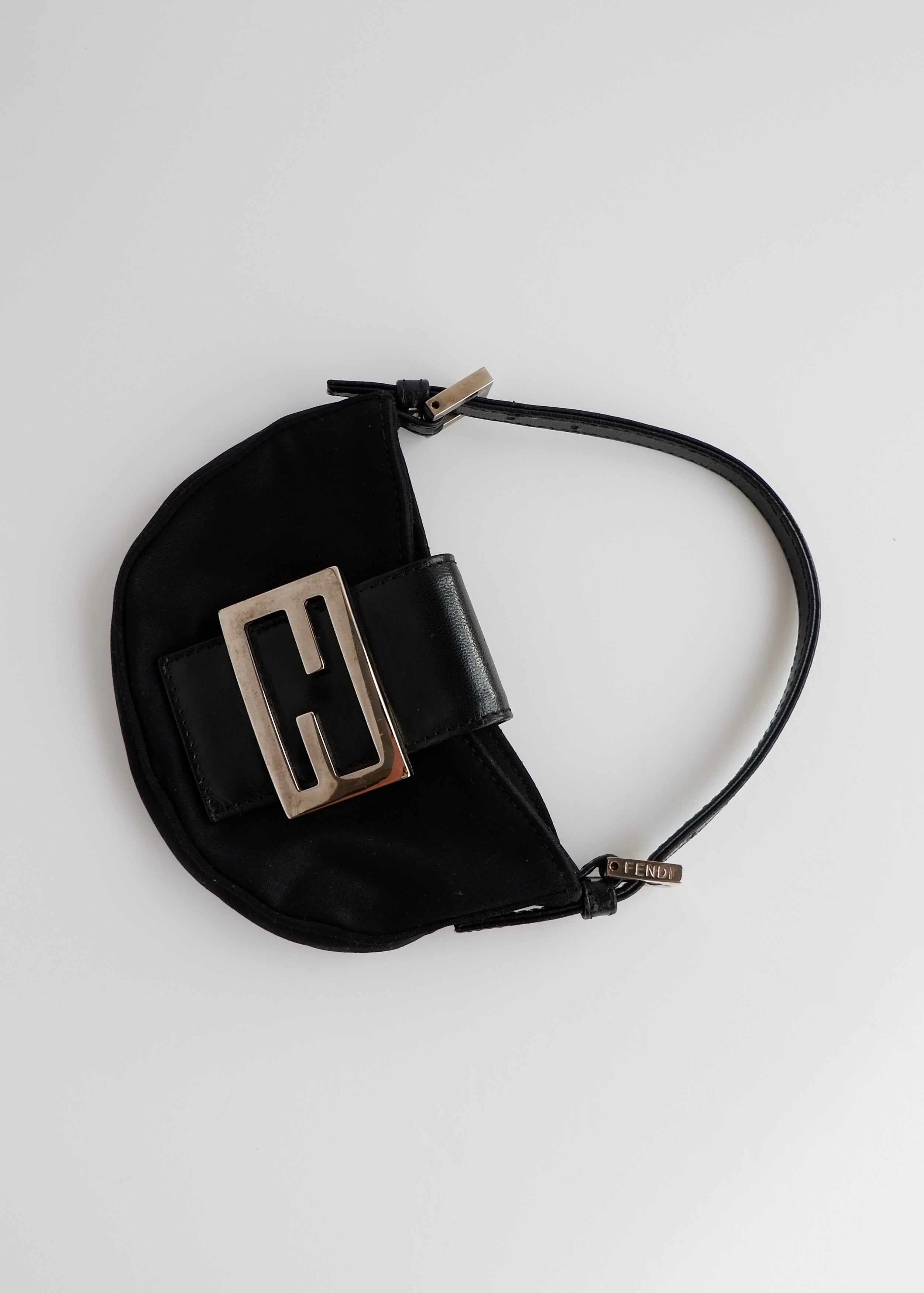 Authentique sac Fendi Micro Croissant en tissu noir d'occasion