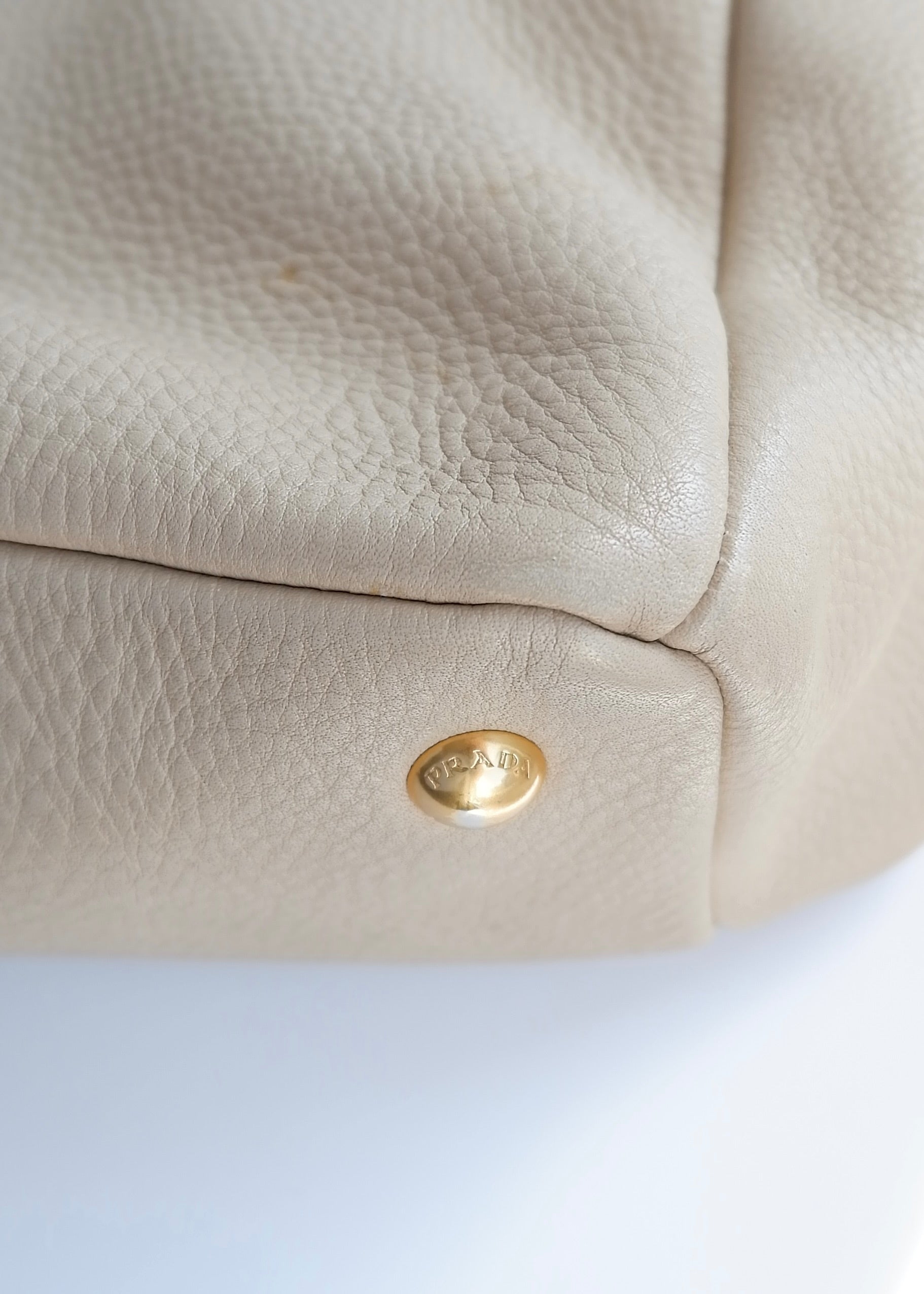 Sac cabas/bandoulière Prada en cuir beige, authentique, d'occasion