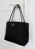 Authentique sac bandoulière Prada en nylon et cuir noir, d'occasion
