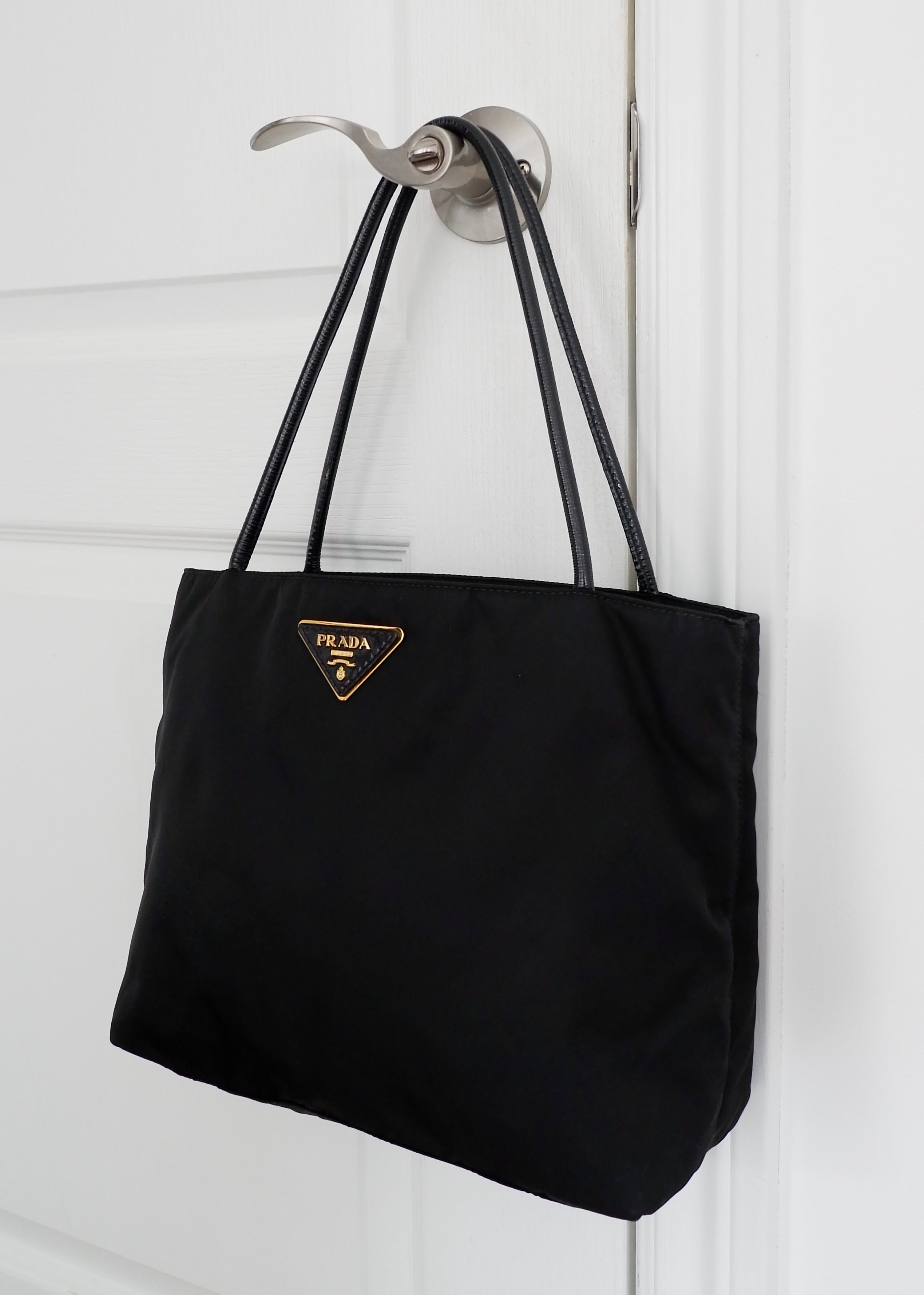 Authentique sac bandoulière Prada en nylon et cuir noir, d'occasion