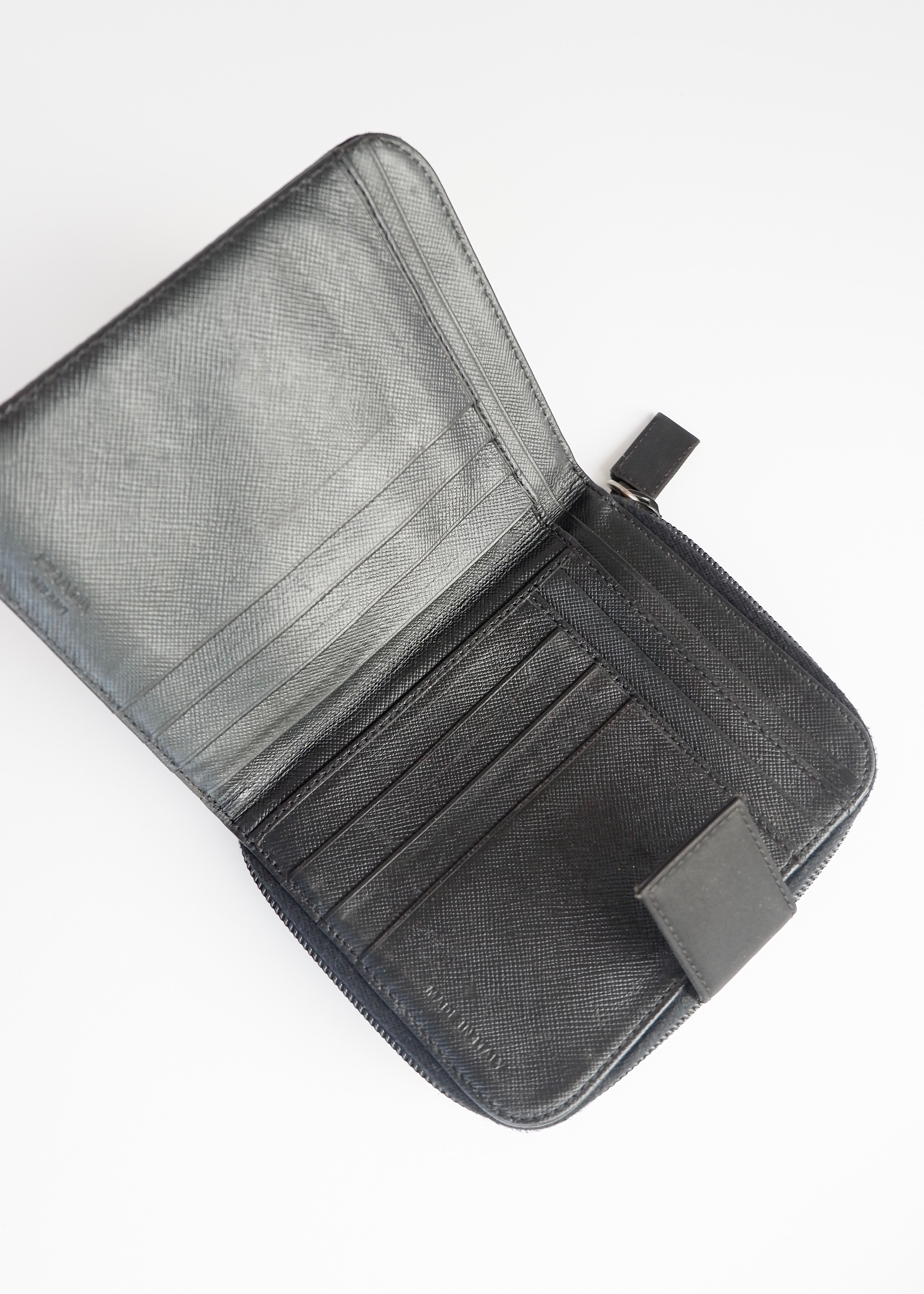 Portefeuille pliable Prada authentique en nylon noir d'occasion