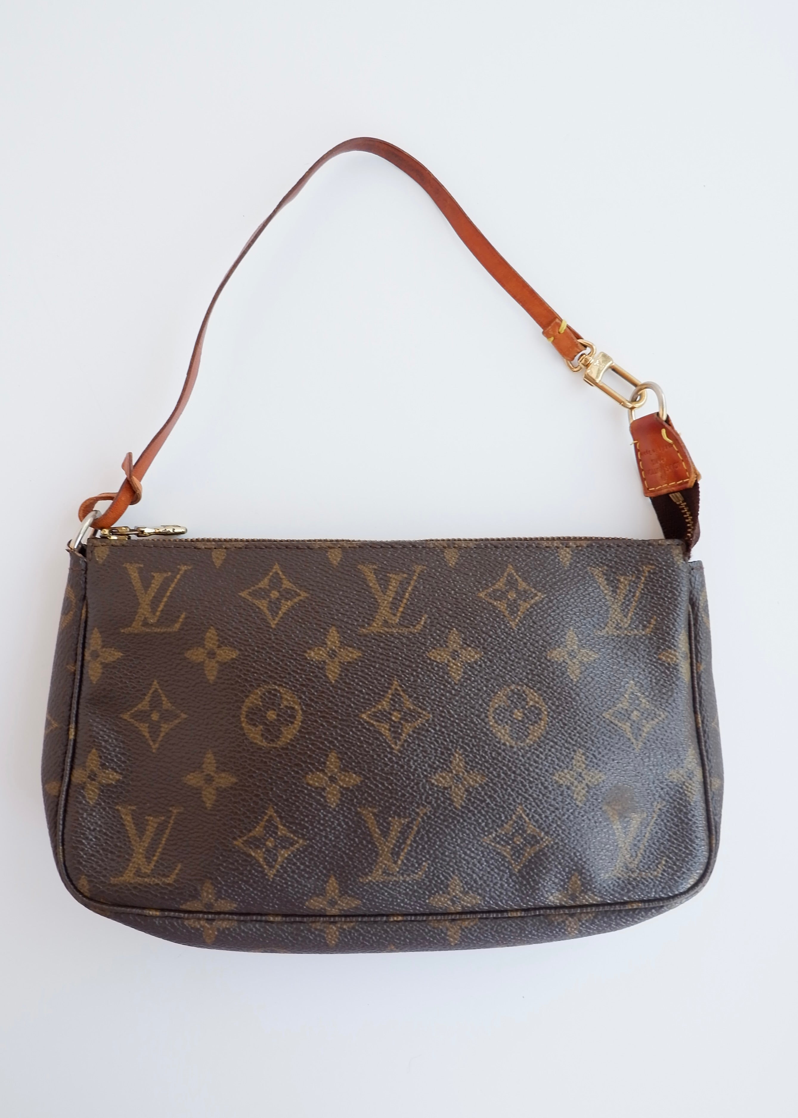 Authentique sac Louis Vuitton Pochette Accessoires monogrammé d'occasion (avec bandoulière)