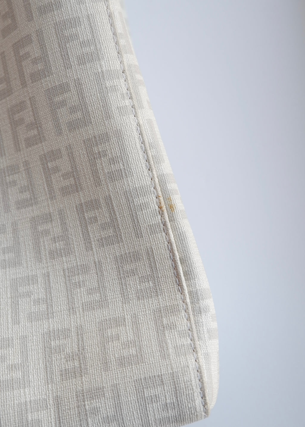 Sac à main Fendi Zucchino blanc d'occasion authentique