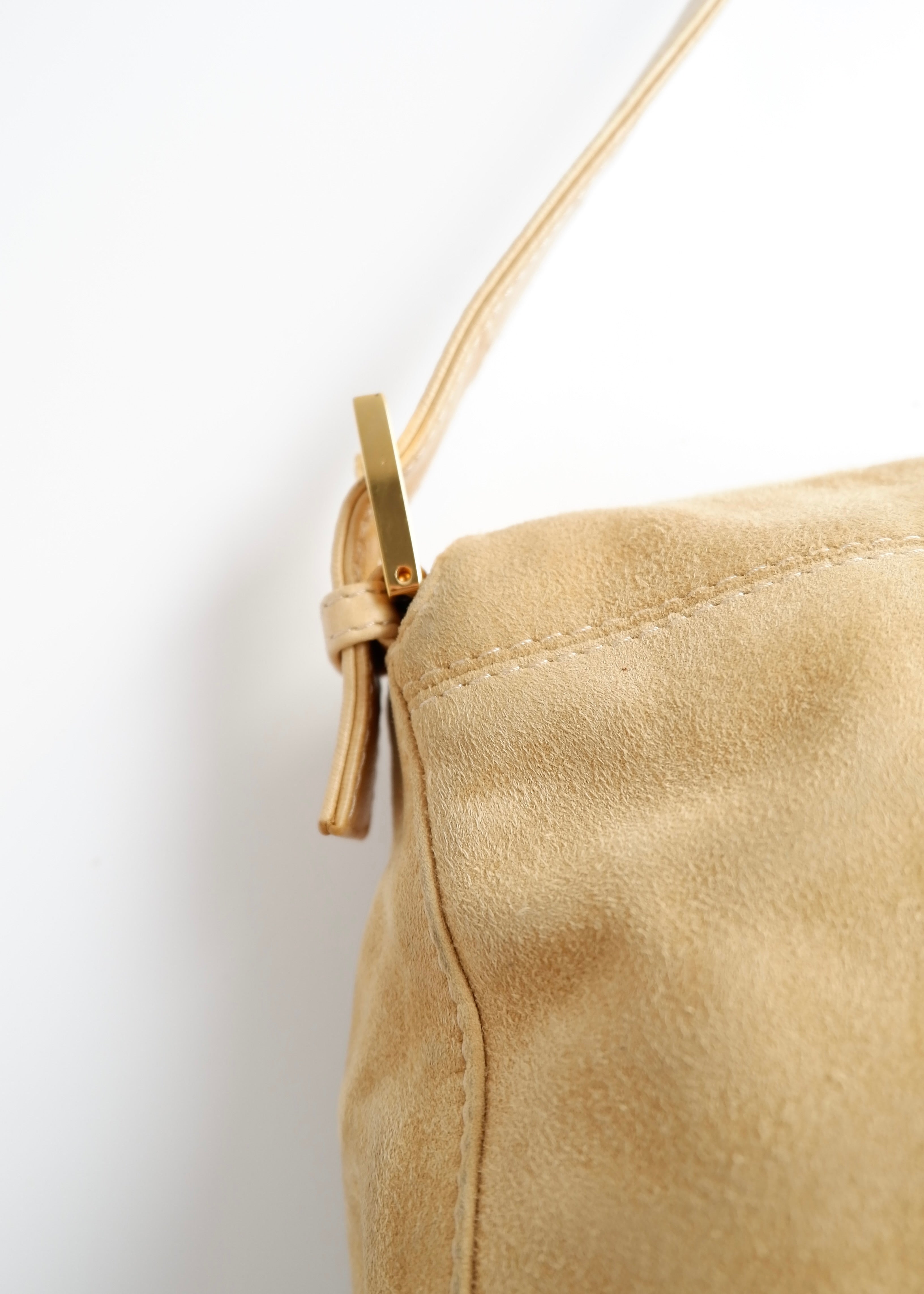 Sac à bandoulière Fendi Mamma Baguette en daim beige d'occasion authentique