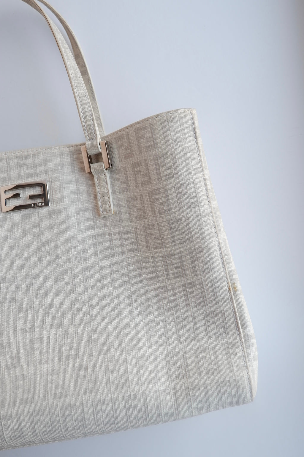 Sac à main Fendi Zucchino blanc d'occasion authentique