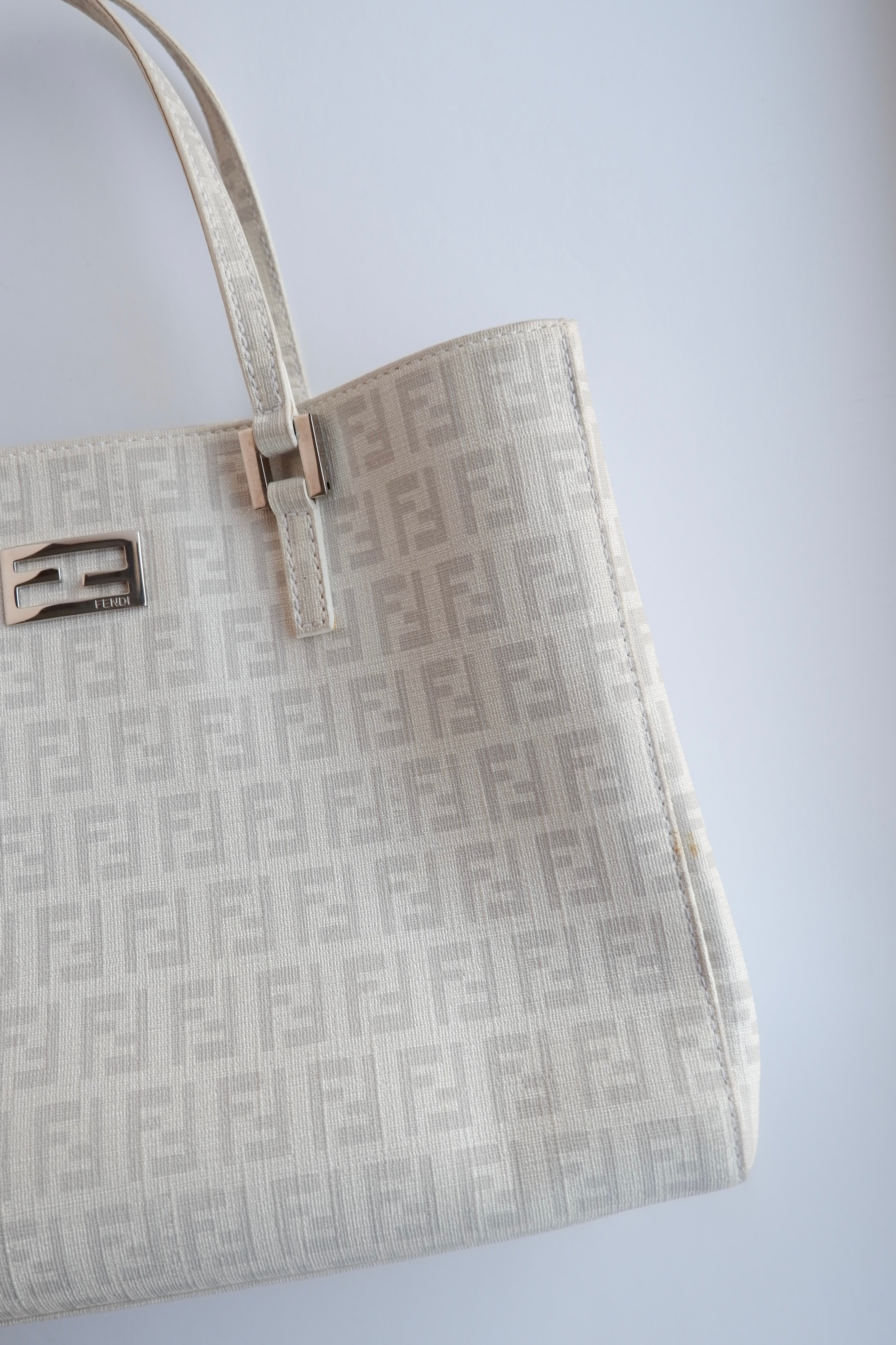 Sac à main Fendi Zucchino blanc d'occasion authentique