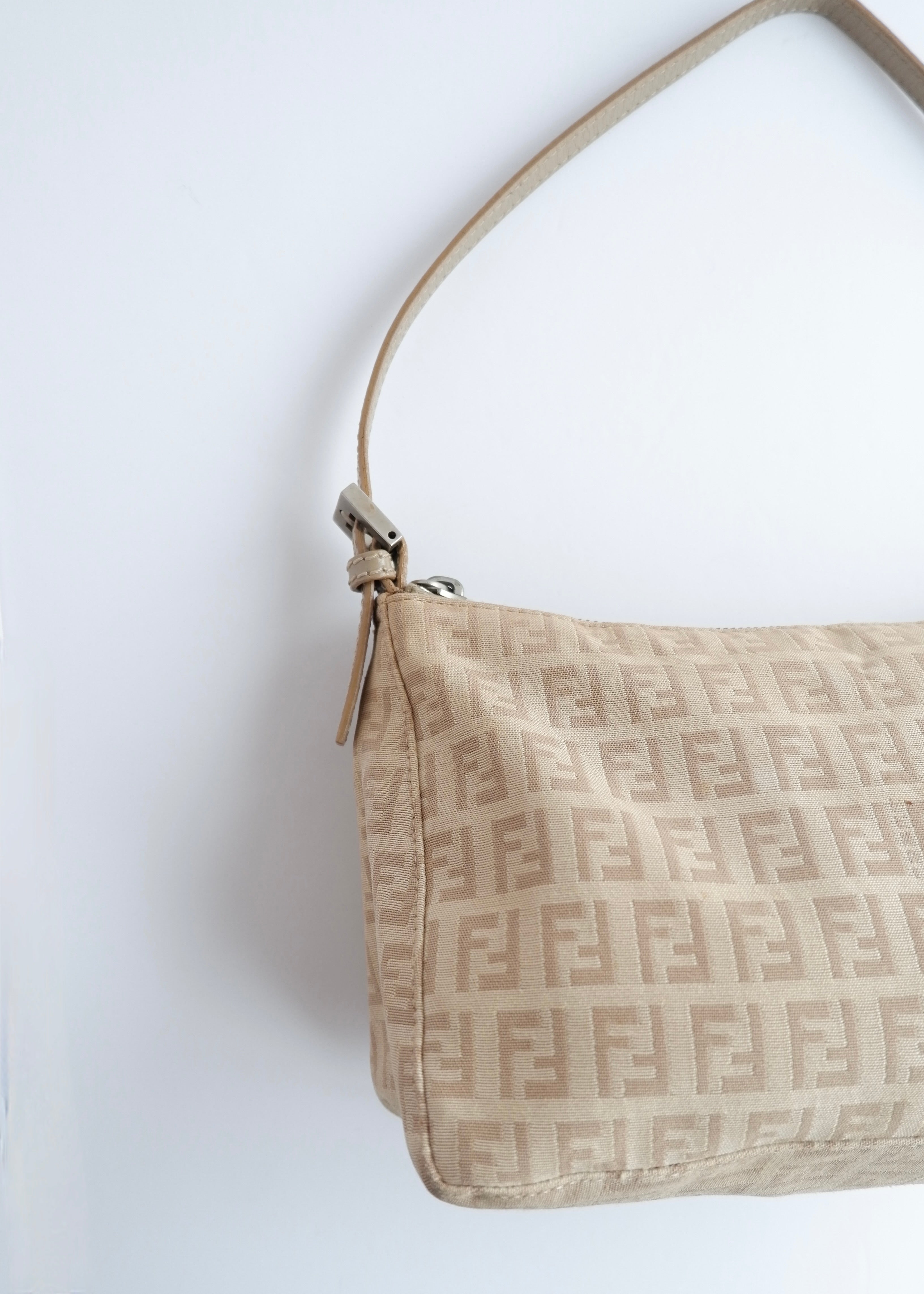 Authentique sac porté épaule Fendi Zucchino Pochette beige d'occasion