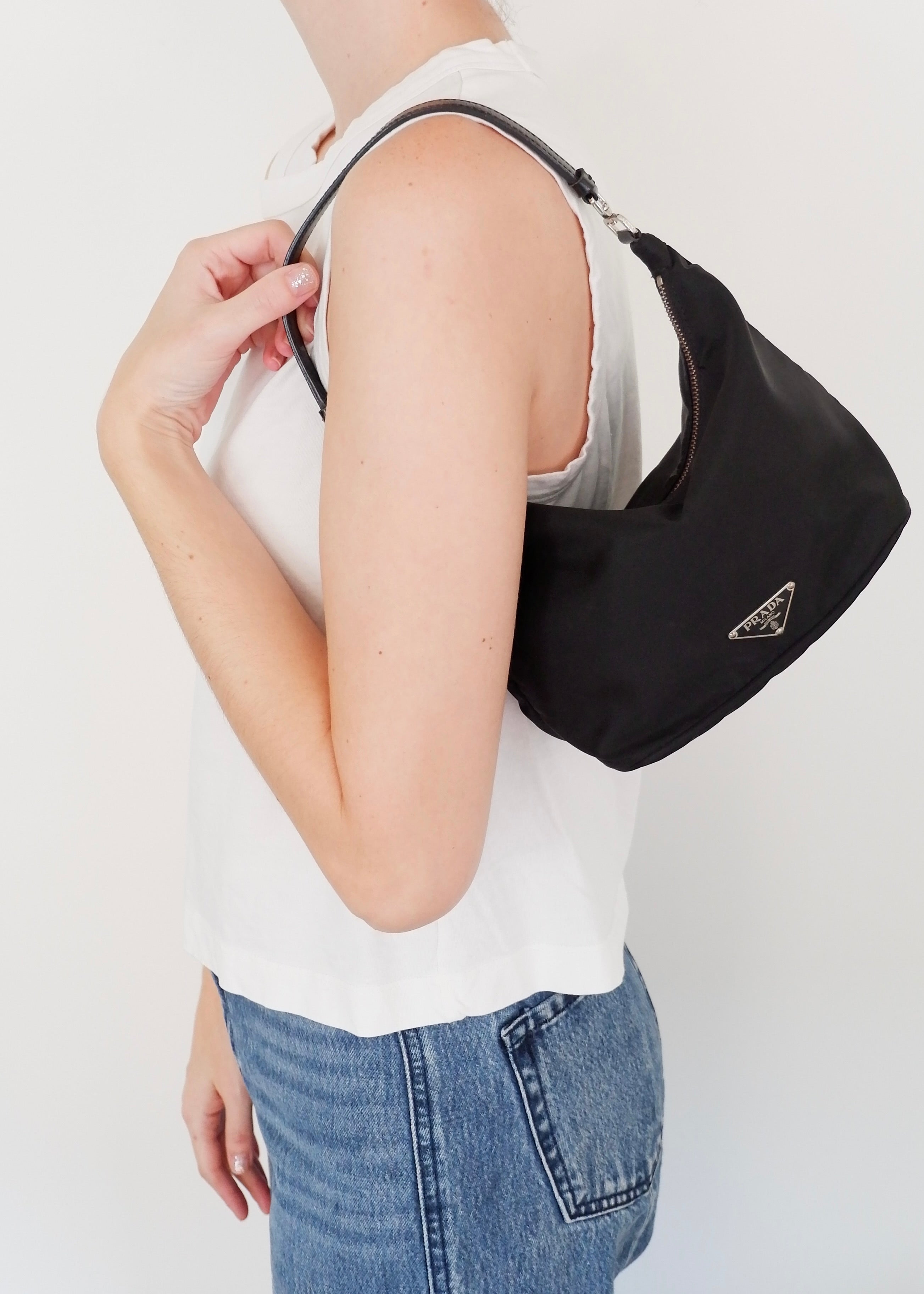 Sac à bandoulière micro Prada noir en nylon d'occasion authentique avec pochette